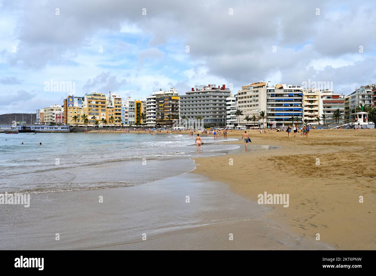 Les gens dans la mer le long de la plage de Playa de las Canteras, Las Palmas, Gran Canaria Banque D'Images