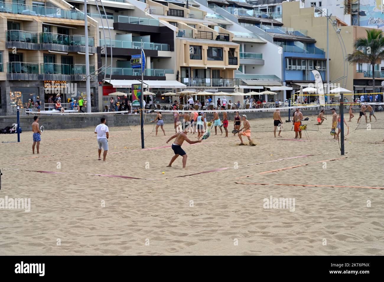 Les personnes jouant au tennis le long de la plage de Playa de las Canteras, Las Palmas, Gran Canaria Banque D'Images