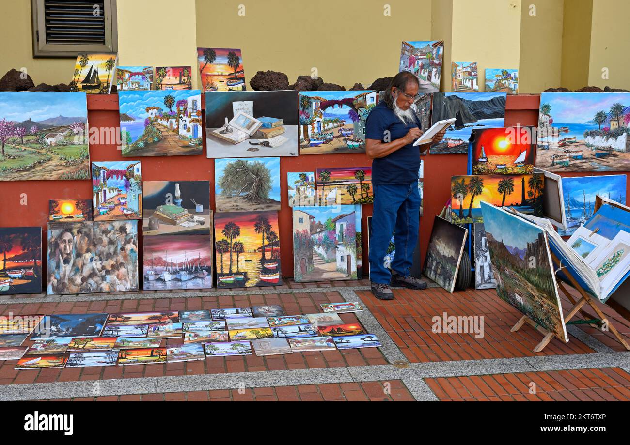 Artiste travaillant et affichant son art le long de la promenade marchez le long de la plage de Playa de las Canteras, Las Palmas, Gran Canaria Banque D'Images Artiste travaillant et affichant son art le long de la promenade marchez le long de la plage de Playa de las Canteras, Las Palmas, Gran Canaria Banque D'Images