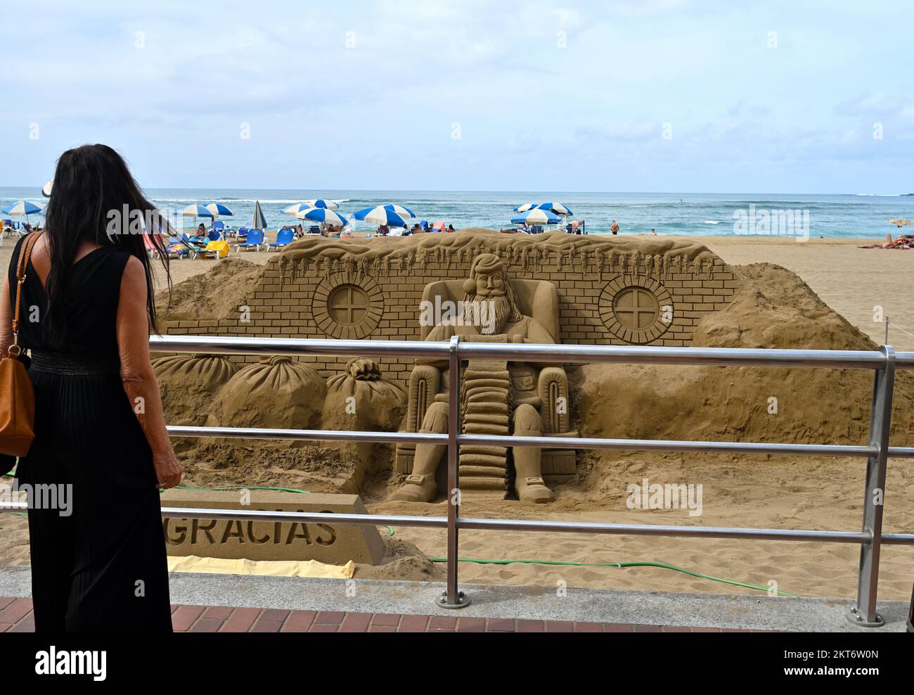 Femme regardant la sculpture de sable sur la plage de Playa de las Canteras, Las Palmas, Gran Canaria Banque D'Images Femme regardant la sculpture de sable sur la plage de Playa de las Canteras, Las Palmas, Gran Canaria Banque D'Images