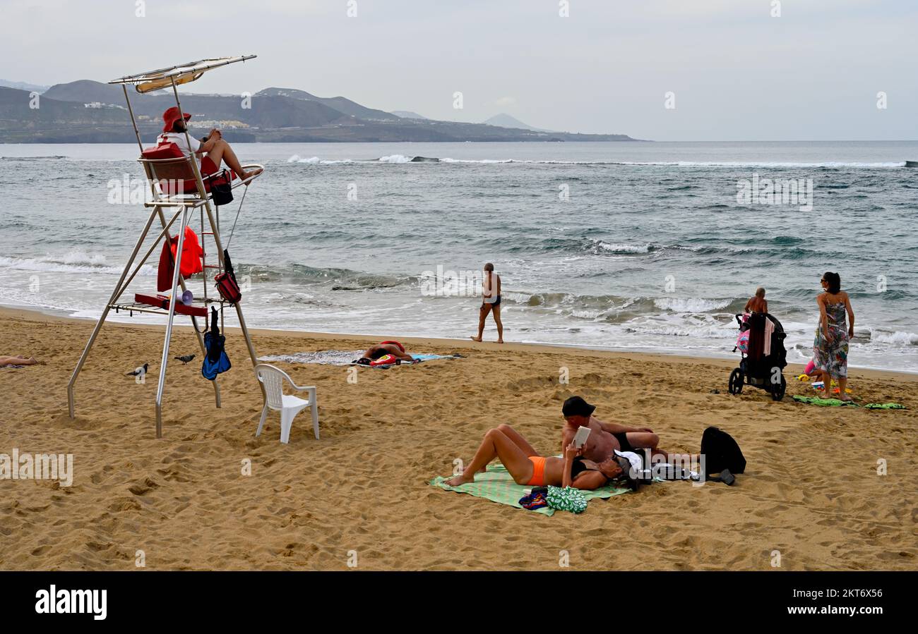 Les maîtres nageurs se tiennent sur la plage Playa de las Canteras, Las Palmas, Gran Canaria Banque D'Images