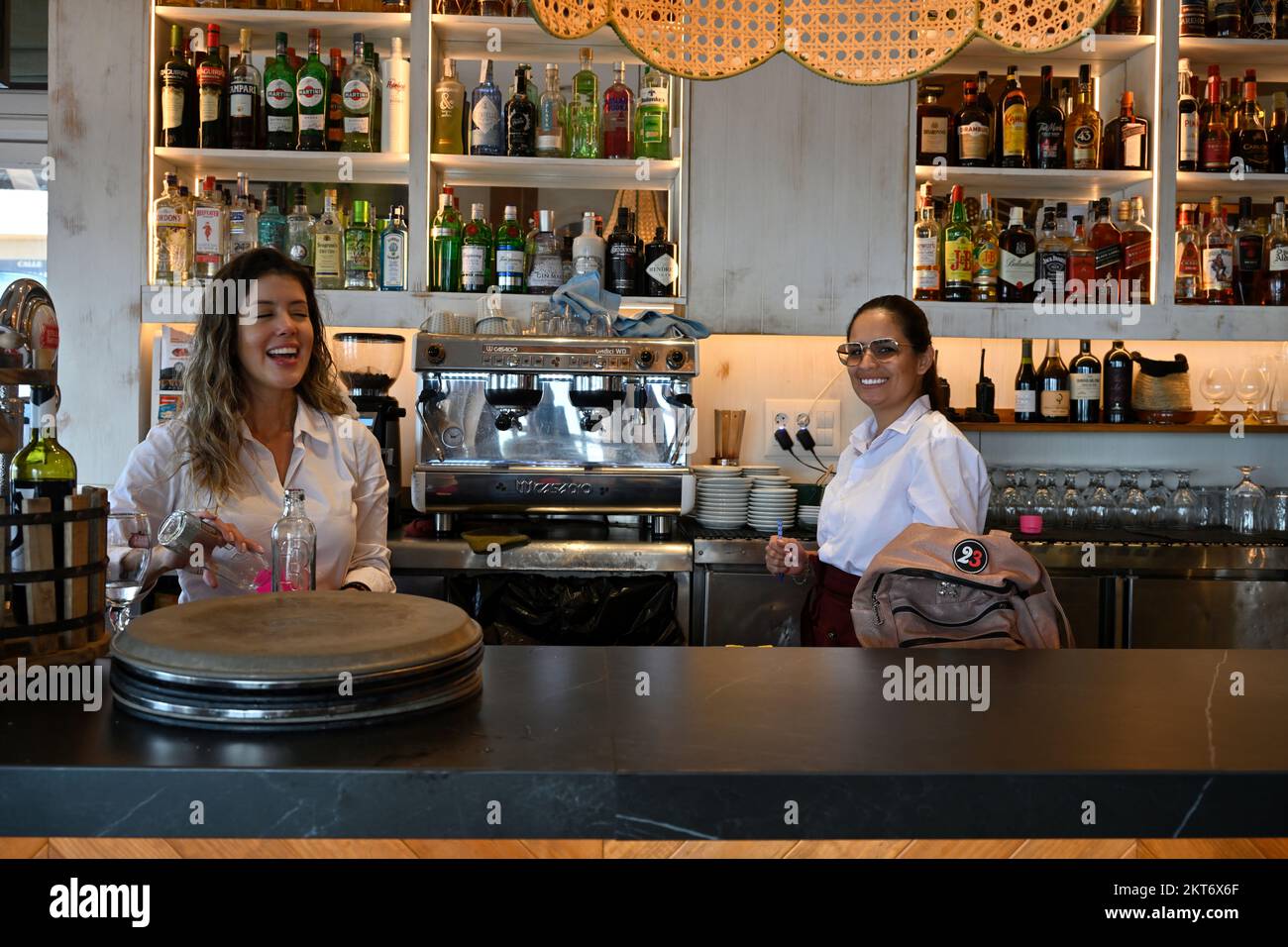 Deux amis heureux. Serveuses travaillant dans le restaurant du café Banque D'Images Deux amis heureux. Serveuses travaillant dans le restaurant du café Banque D'Images