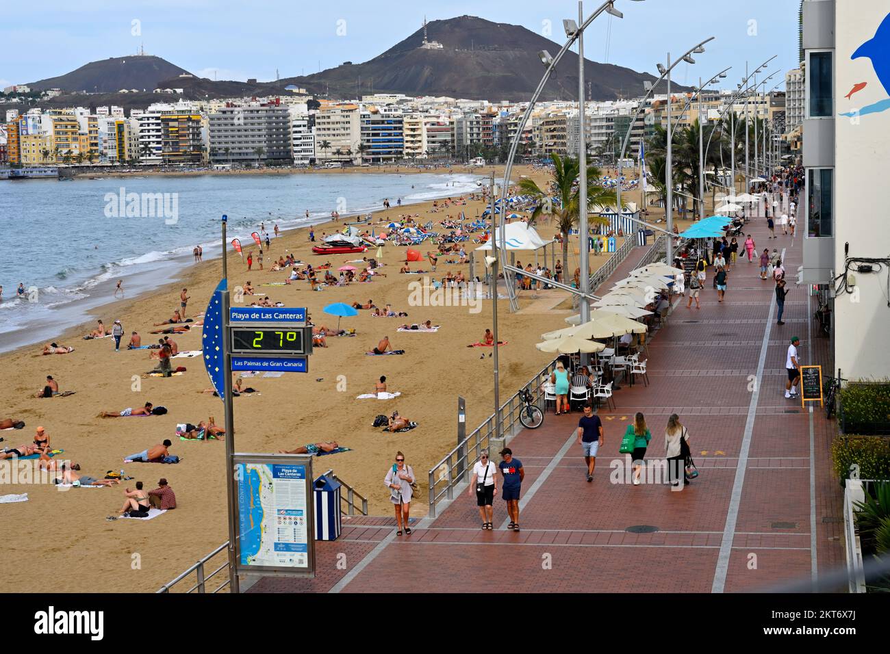 Mer, plage, promenade piétonne de Playa de las Canteras plage, Las Palmas, Gran Canaria avec une température de novembre de 27 degrés Banque D'Images Mer, plage, promenade piétonne de Playa de las Canteras plage, Las Palmas, Gran Canaria avec une température de novembre de 27 degrés Banque D'Images