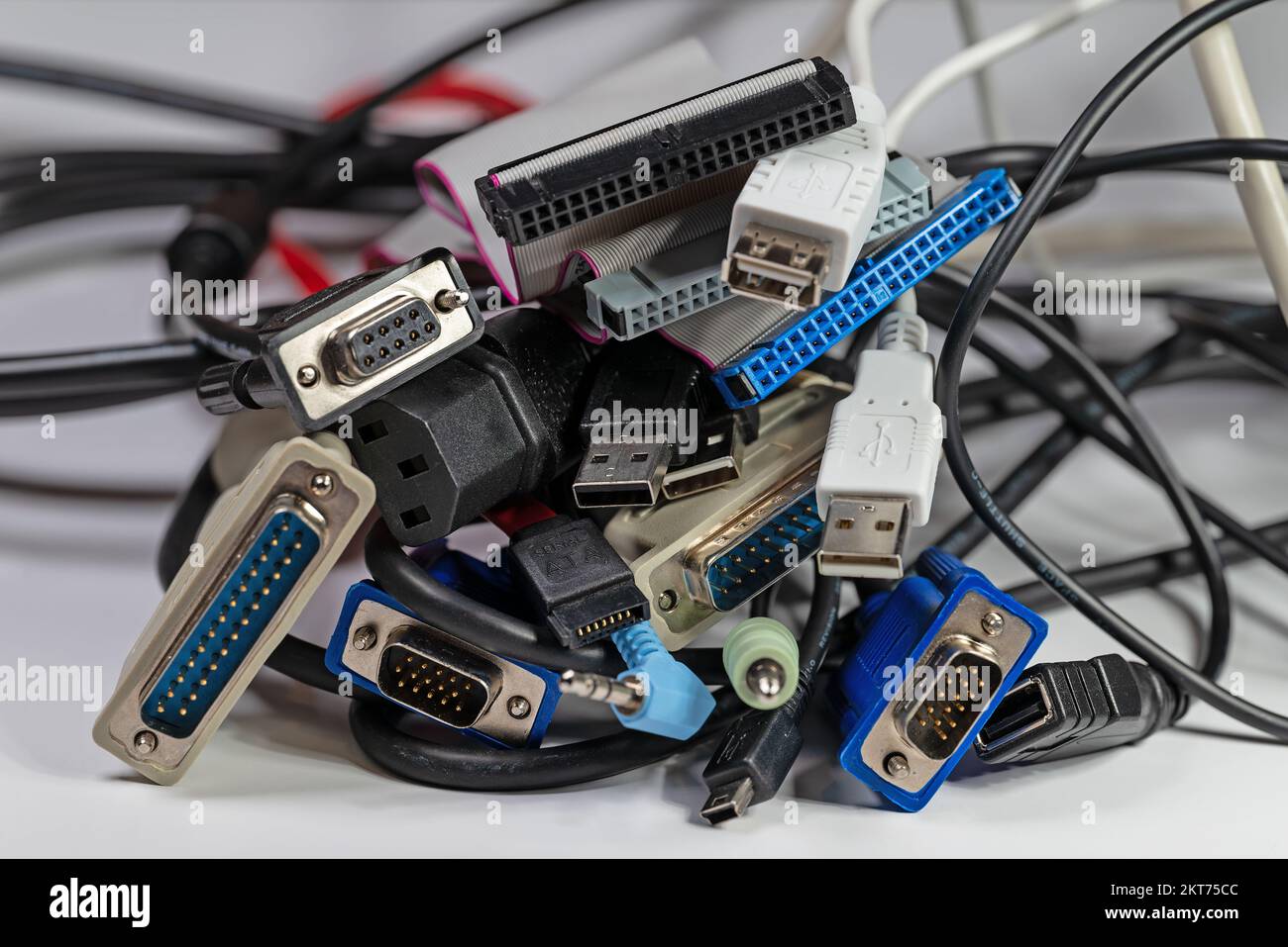 Plusieurs câbles d'ordinateur différents dans un gros plan Banque D'Images