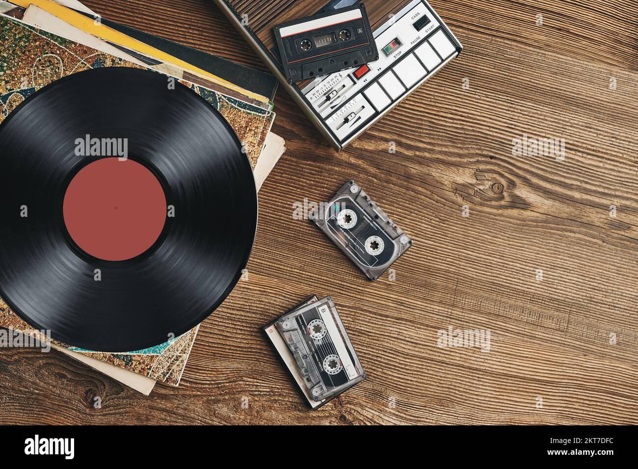 Disques vinyles, cassettes et magnétophone sur table en bois. Style de musique rétro. 80s fête musicale. Style vintage. Équipement analogique. Son stéréo Banque D'Images