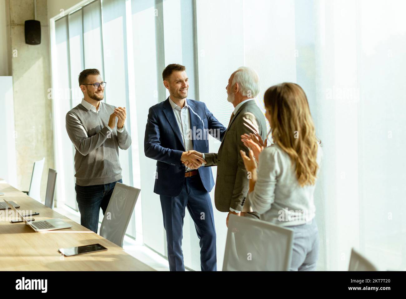 Les partenaires commerciaux se rendent au bureau après avoir conclu un accord avec les employés à proximité Banque D'Images