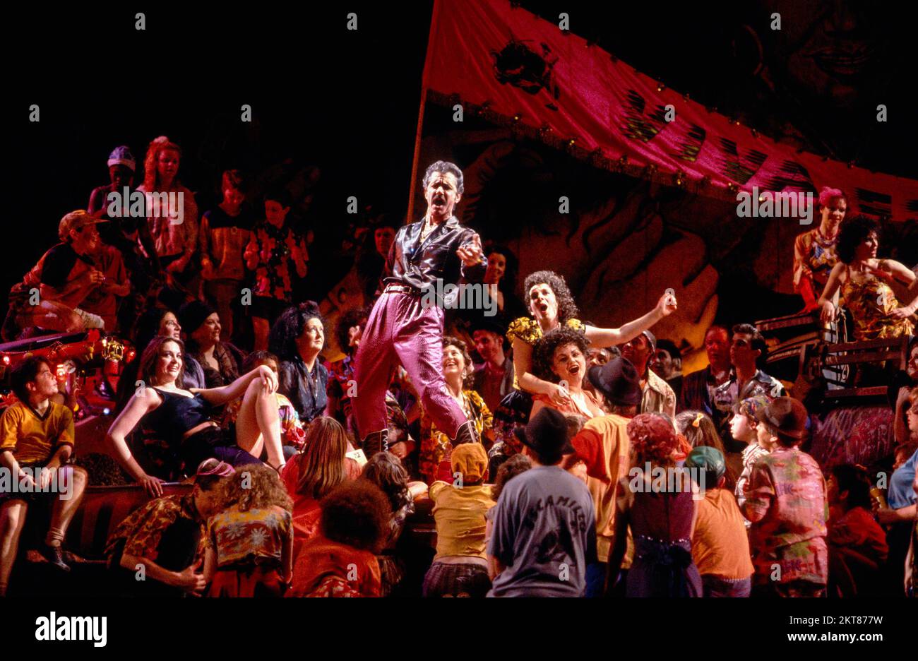 Centre, l-r: Jean Rigby (Carmen), Rodney Macann (Escamillo), Ethna Robinson (Mercedes - arrière), Susan Bullock (Frasquita) dans CARMEN à l'Opéra national anglais (ENO), London Coliseum, Londres WC2 06/1987 musique: Georges Bizet libretto: Henri Meilhac et Ludovic Halevy chef d'orchestre: Peter Robinson Directeur de la création: Peter Robinson: John Bounson: Terry Bjortson: John Bjornney Banque D'Images