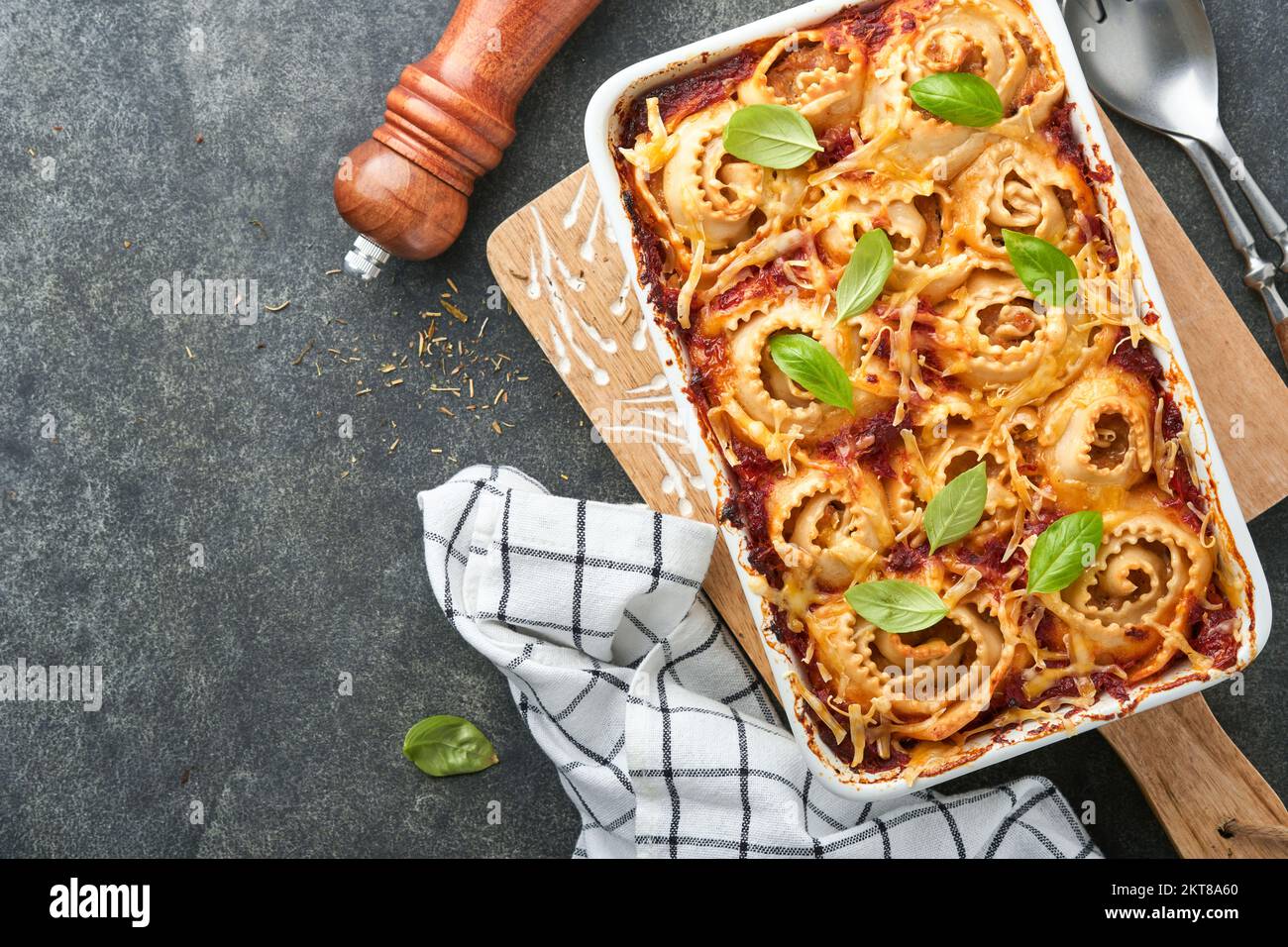 Lasagnes. Pâtes de lasagne faites maison rotolo cuire avec sauce