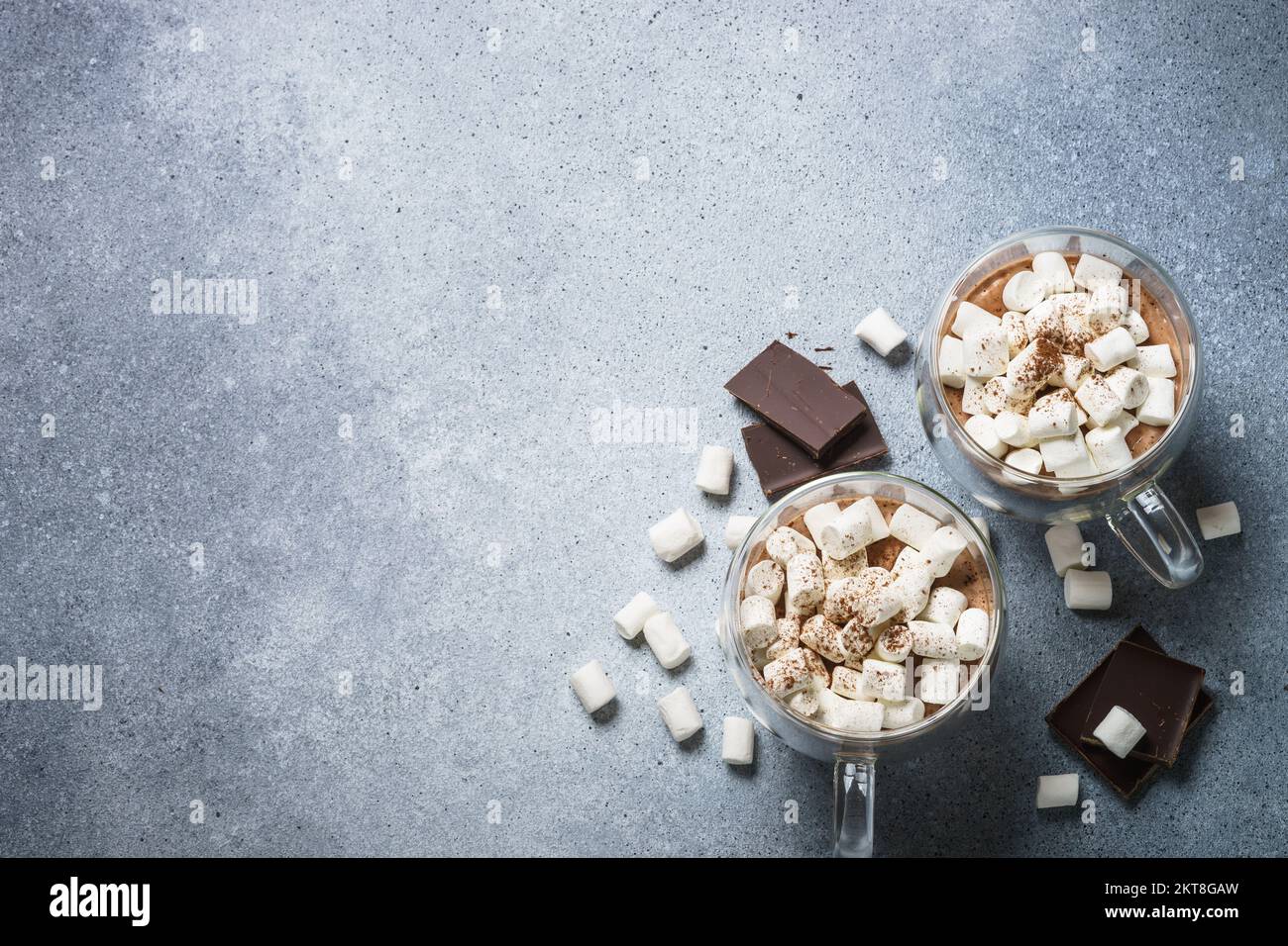 Chocolat chaud avec guimauve sur table en pierre. Banque D'Images