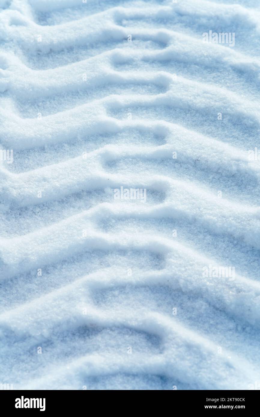 Pneus d'hiver chenilles sur neige fraîche. Motif, empreinte de la bande de roulement du pneu du tracteur sur la neige. Vue de dessus photo de haute qualité Banque D'Images