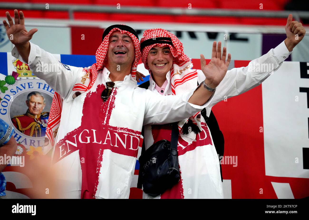 Les fans d'Angleterre avant le match de la coupe du monde de la FIFA du groupe B au stade Ahmad Bin Ali, Al Rayyan, Qatar. Date de la photo: Mardi 29 novembre 2022. Banque D'Images
