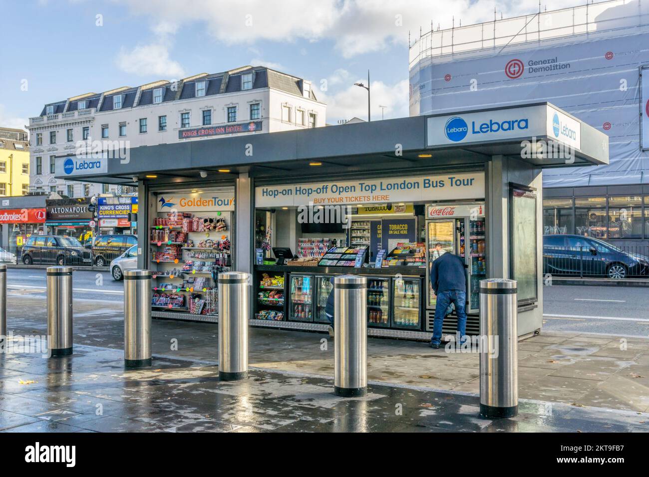 Kiosque à journaux de King's Cross vendant des billets pour le circuit en bus à arrêts multiples à toit ouvert de Londres. Banque D'Images