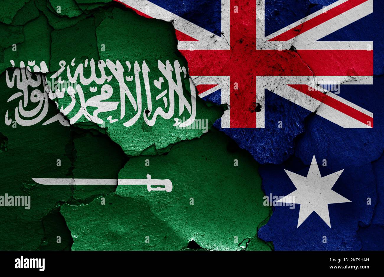 Drapeaux de l'Arabie Saoudite et de l'Australie peints sur un mur fissuré Banque D'Images