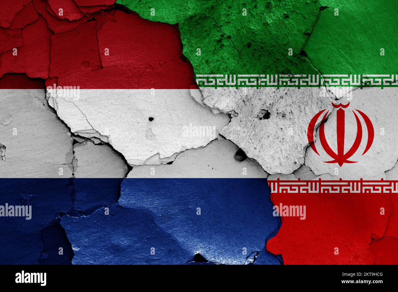 Drapeaux des pays-Bas et de l'Iran peints sur un mur fissuré Banque D'Images