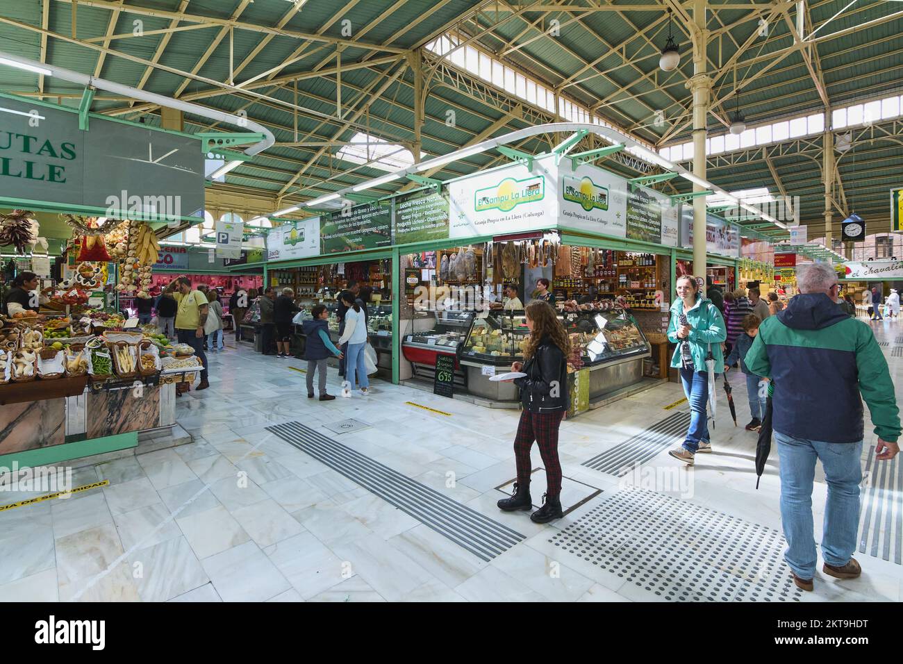 Oviedo, Espagne - 28 novembre 2022: Personnes entrant et sortant du marché municipal d'Oviedo dans le concept de la hausse des prix alimentaires due à l'inflation et Banque D'Images
