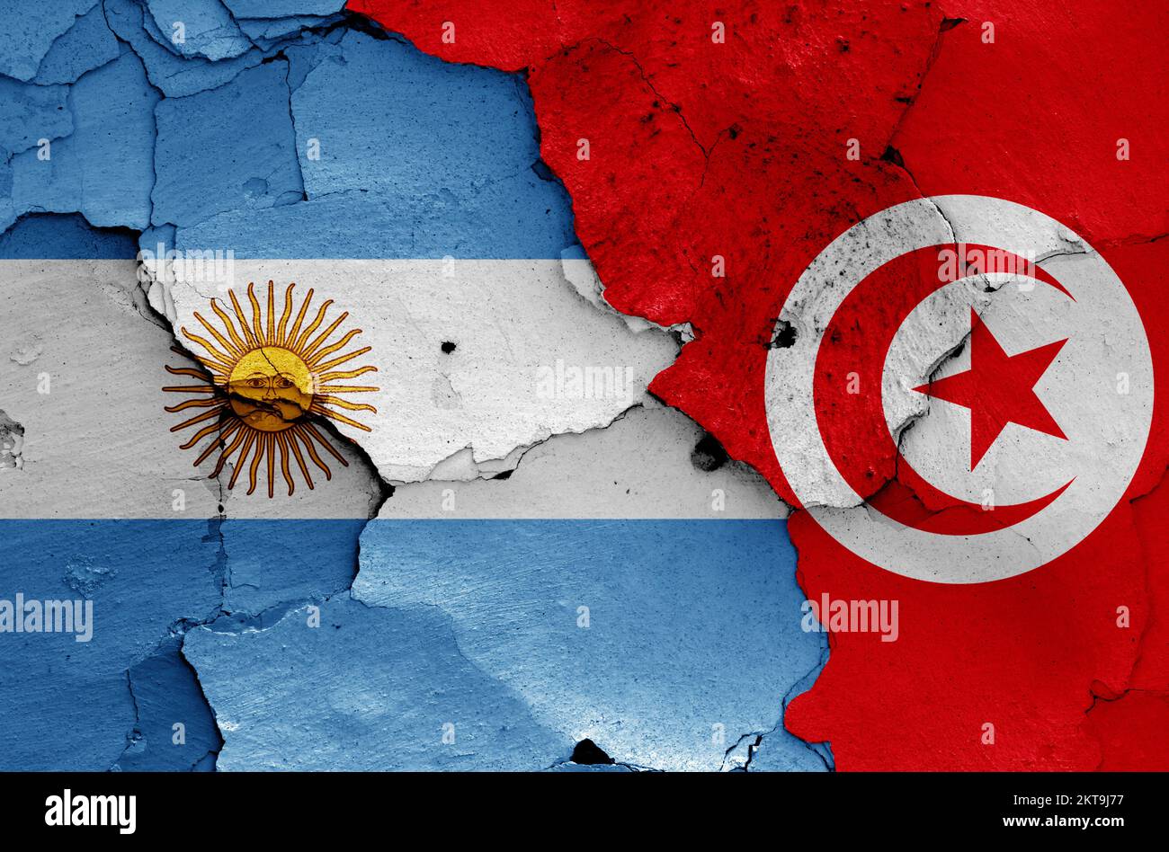 Drapeaux de l'Argentine et de la Tunisie peints sur un mur fissuré Banque D'Images