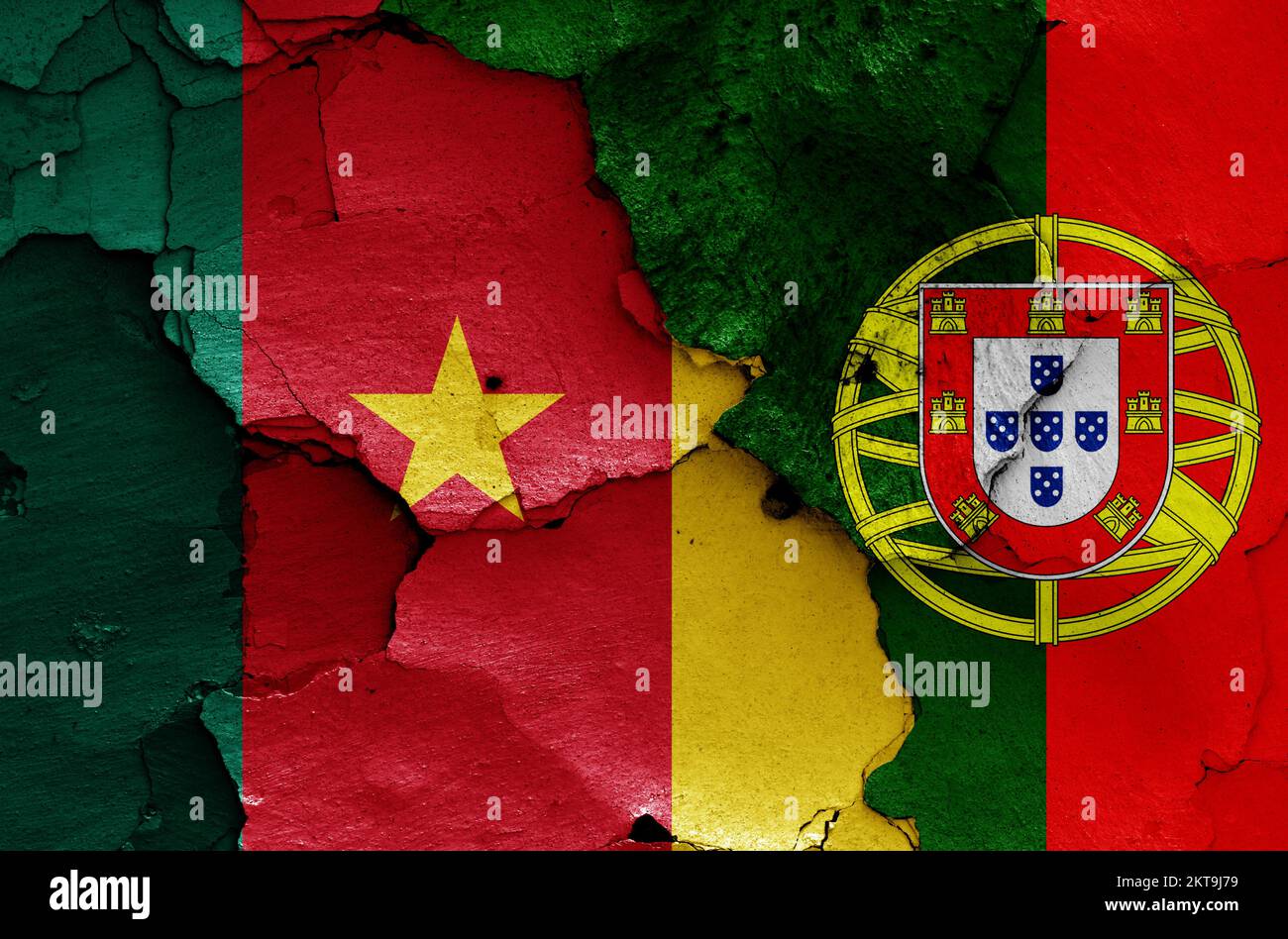Drapeaux du Cameroun et du Portugal peints sur un mur fissuré Banque D'Images