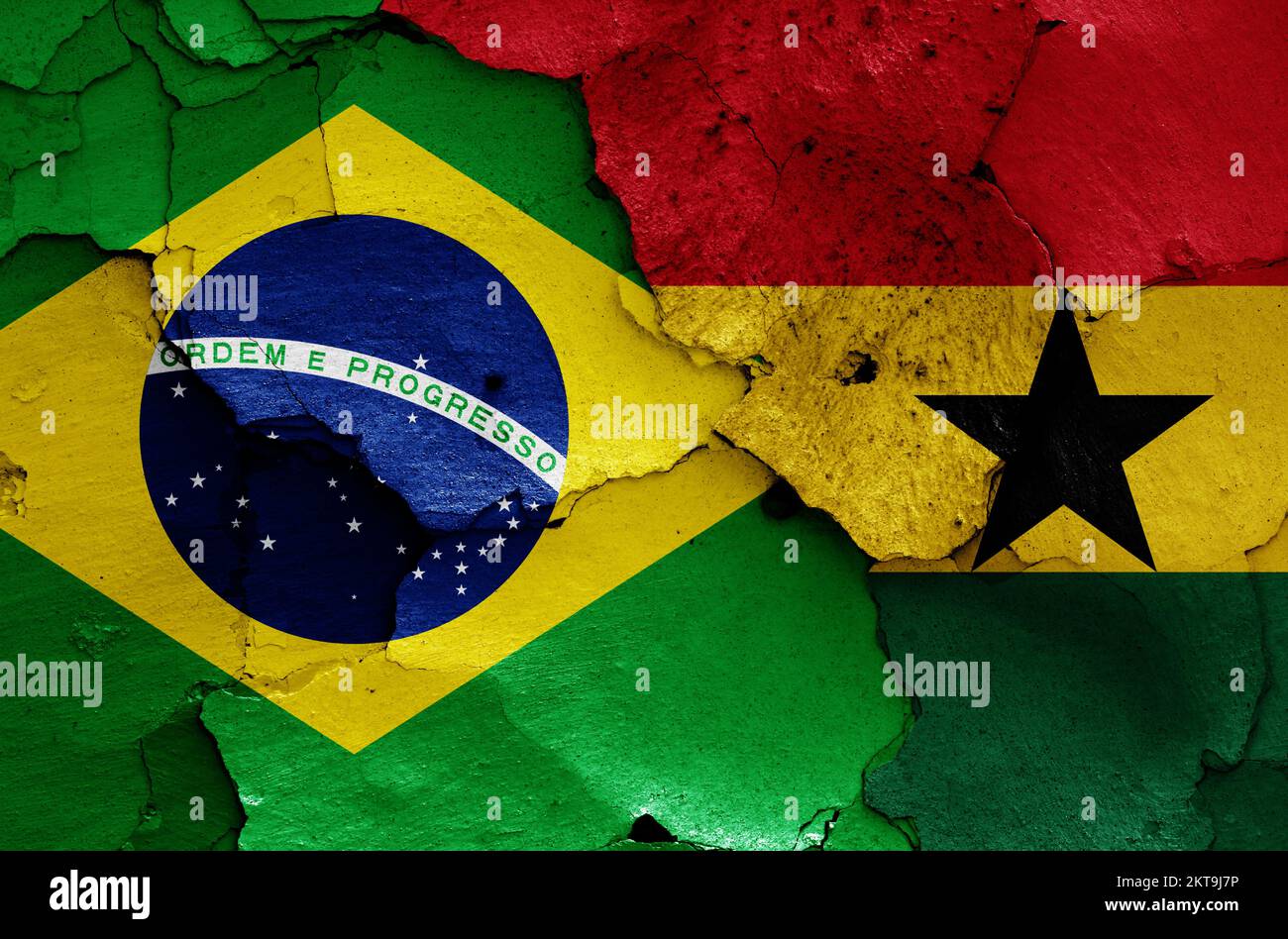 Drapeaux du Brésil et du Ghana peints sur un mur fissuré Banque D'Images
