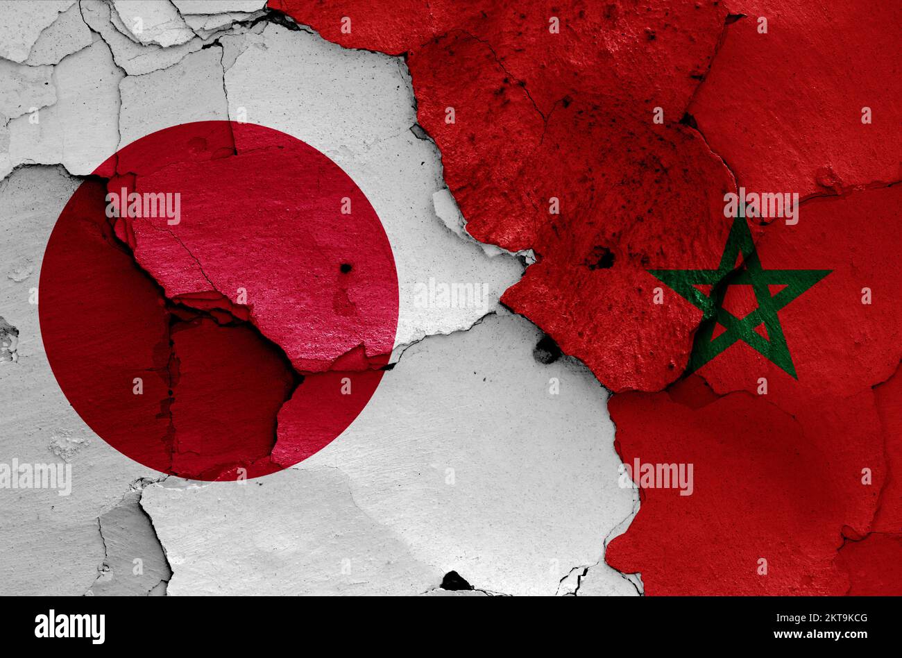 Drapeaux du Japon et du Maroc peints sur un mur fissuré Banque D'Images