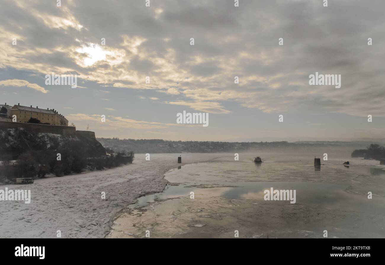 Danube recouvert de neige et de glace. Navire brise-glace dans la voie navigable gelée et enneigée du Danube, sous la forteresse de Petrovaradin Banque D'Images