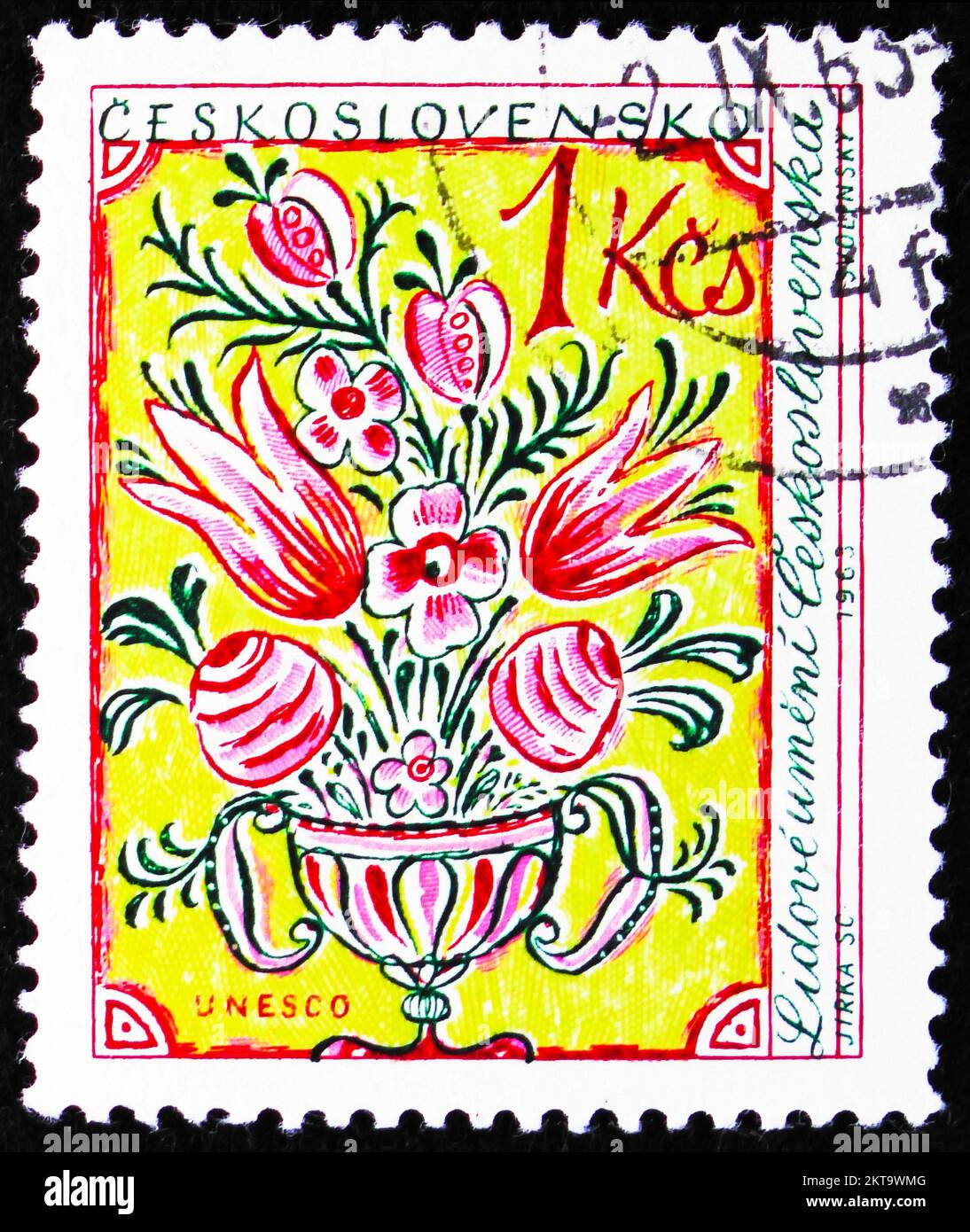 MOSCOU, RUSSIE - 29 OCTOBRE 2022 : timbre-poste imprimé en Tchécoslovaquie montre des fleurs dans un vase, série d'art populaire tchèque et slovaque, vers 1963 Banque D'Images