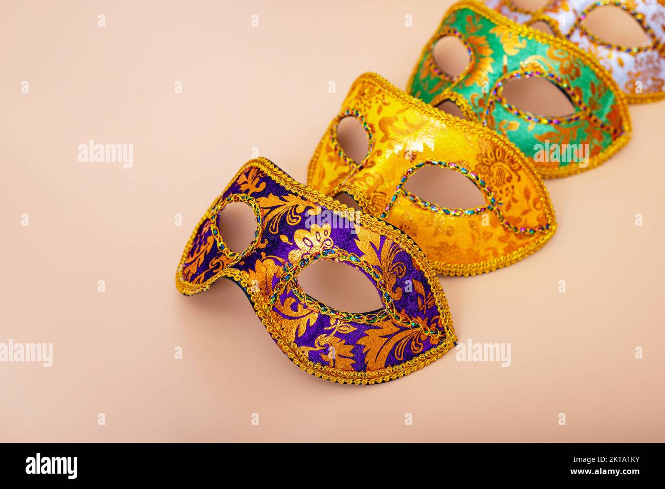 Masques de carnaval sur fond de couleur. Purim Celebration concept .Carnaval Banque D'Images