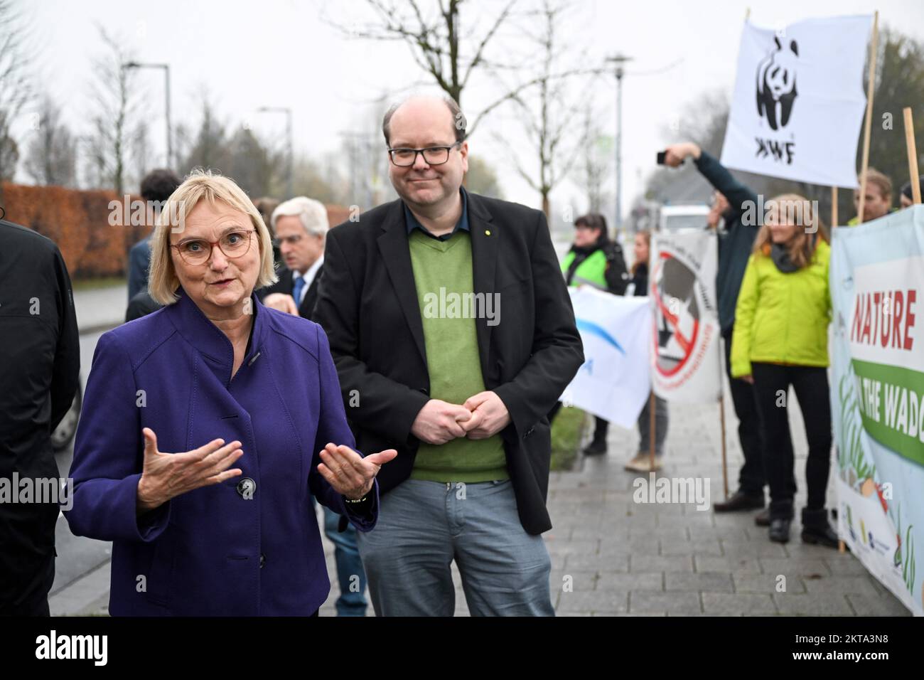 29 novembre 2022, Basse-Saxe, Wilhelmshaven: Bettina Hoffmann (l), secrétaire d'État parlementaire du ministre fédéral de l'Environnement, et Christian Meyer (Bündnis 90/Die Grünen), ministre de l'Environnement et de la protection du climat de Basse-Saxe, parlent aux représentants des associations de protection de l'environnement en marge de la Conférence de la mer des Wadden. Des représentants de l'Allemagne, du Danemark et des pays-Bas se réunissent à Wilhelmshaven pour la Conférence trilatérale de 14th sur la mer des Wadden. L'un des objectifs de la réunion de quatre jours sera les mesures visant à protéger la mer des Wadden contre les changements climatiques Banque D'Images