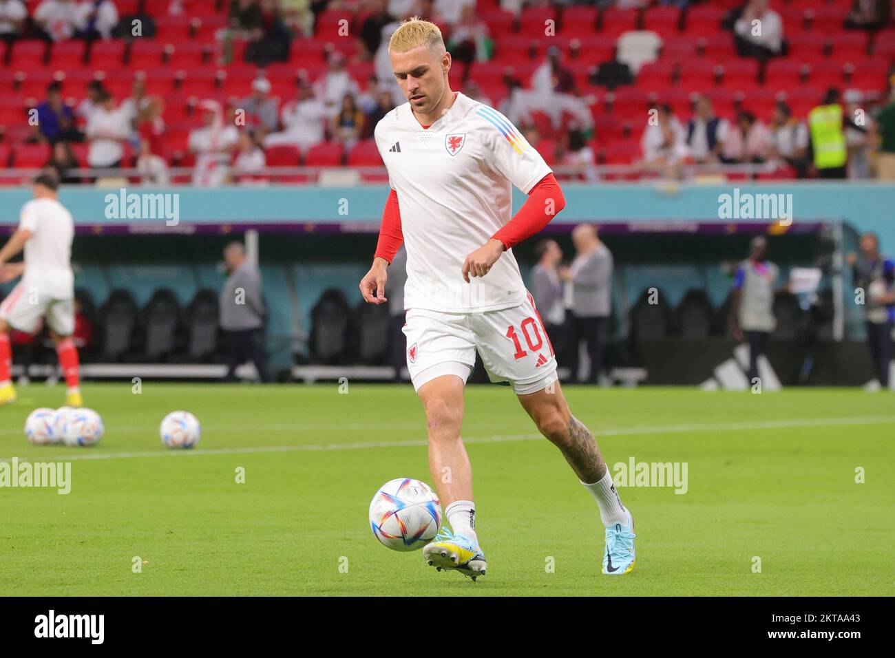 AR Rayyan, Qatar. 29th novembre 2022. Aaron Ramsey, du pays de Galles, se réchauffe avant le match du groupe B de la coupe du monde de la FIFA, Qatar 2022 entre le pays de Galles et l'Angleterre au stade Ahmad Bin Ali, AR-Rayyan, Qatar, le 29 novembre 2022. Photo de Peter Dovgan. Utilisation éditoriale uniquement, licence requise pour une utilisation commerciale. Aucune utilisation dans les Paris, les jeux ou les publications d'un seul club/ligue/joueur. Crédit : UK Sports pics Ltd/Alay Live News Banque D'Images