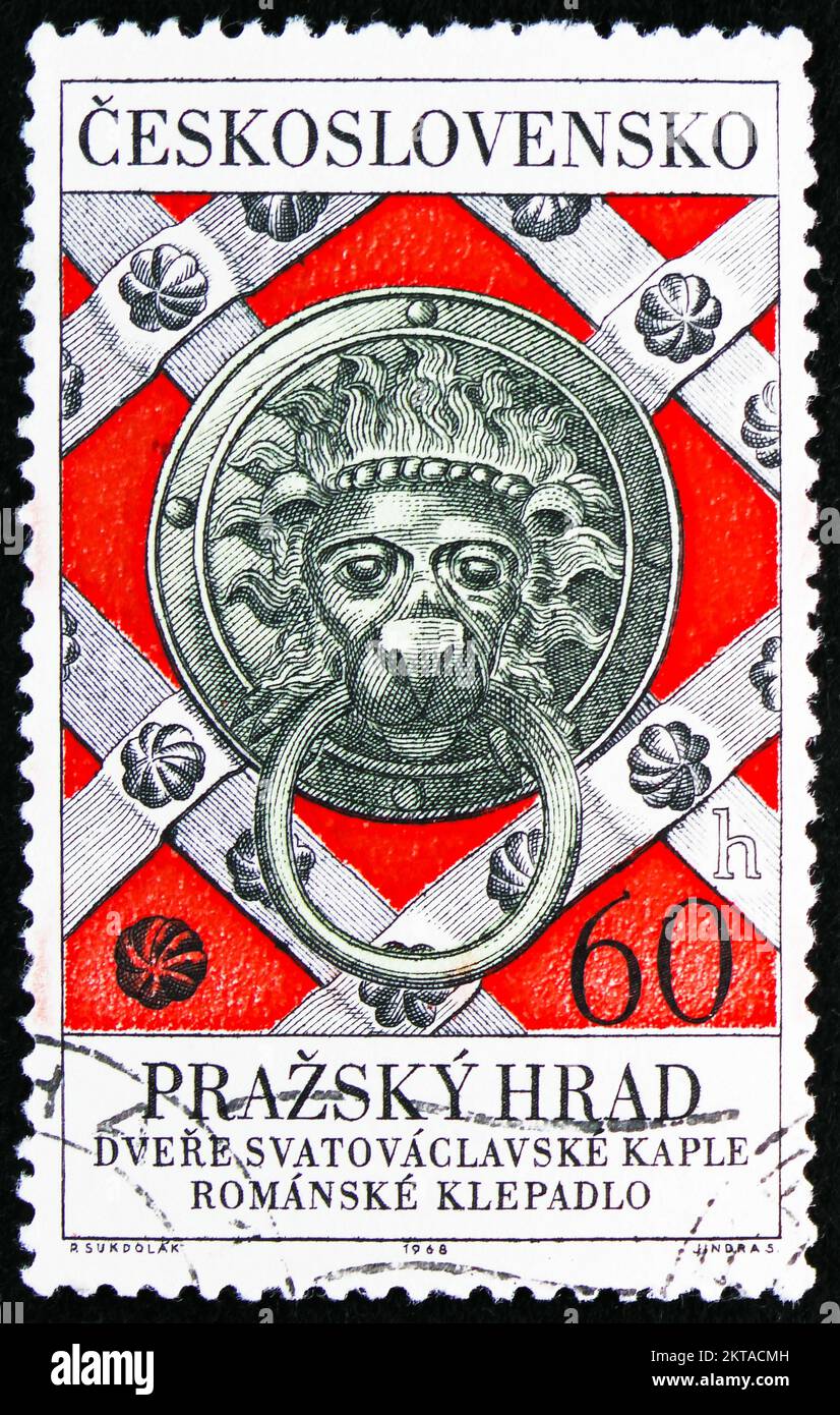 MOSCOU, RUSSIE - 29 OCTOBRE 2022 : le timbre-poste imprimé en Tchécoslovaquie montre le porte romane K.O. Chapelle Venceslas, Château de Prague série, c Banque D'Images