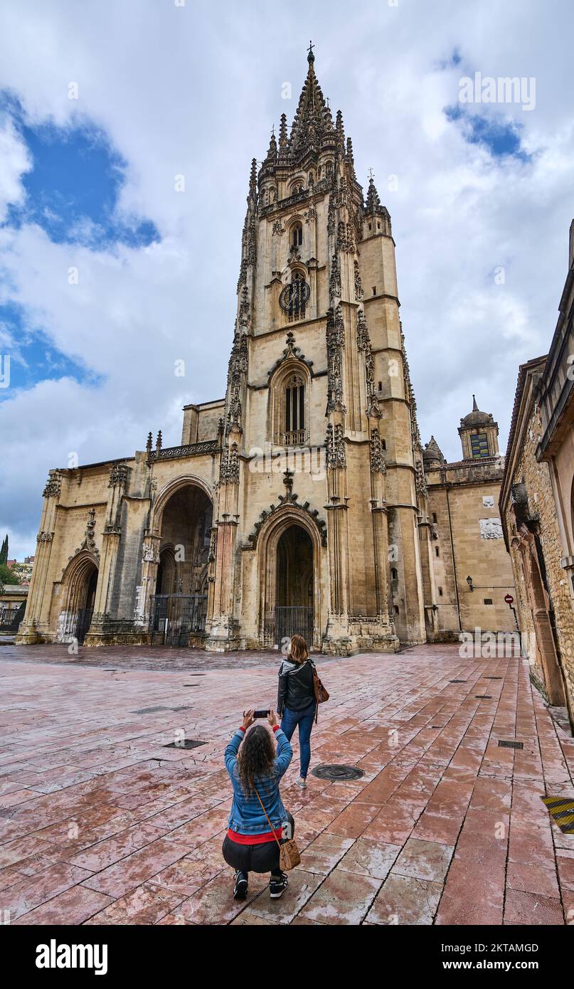 Oviedo, Espagne - 28 novembre 2022: Cathédrale d'Oviedo sur la Plaza Alfonso II el Casto dans les Asturies. Espagne. Banque D'Images