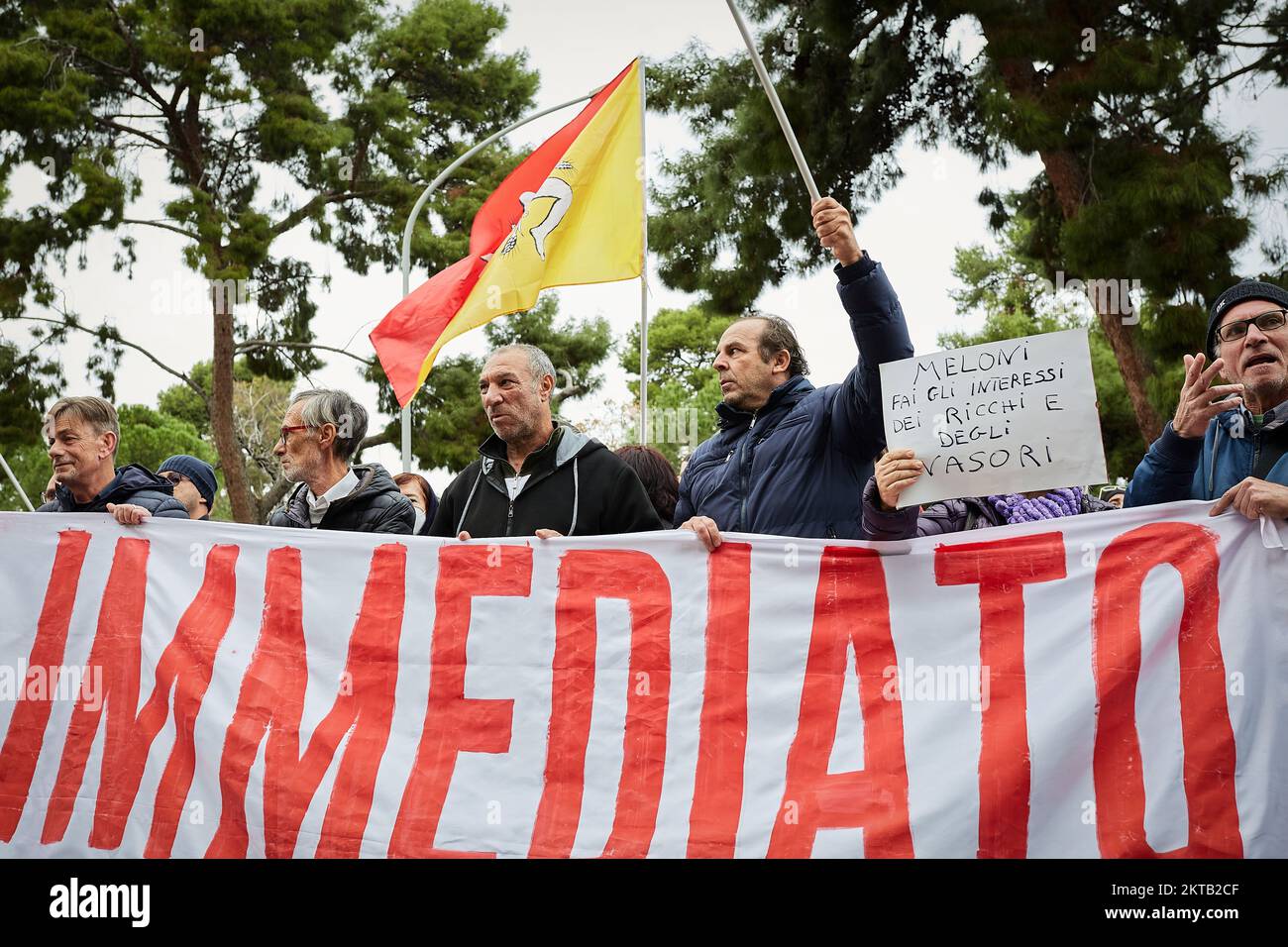 Palerme, Sicile, Italie. 29th novembre 2022. Des centaines de personnes ont manifesté avec le slogan ''le travail immédiat ou le revenu ne peut pas être touché'' du centre de Palerme au Palazzo Orléans, siège de la présidence de la région sicilienne.le revenu des citoyens est un système de protection sociale créé en Italie en janvier 2019. Le nouveau gouvernement italien de Giorgia Meloni a l'intention de l'abolir. (Credit image: © Victoria Herranz/ZUMA Press Wire) Banque D'Images