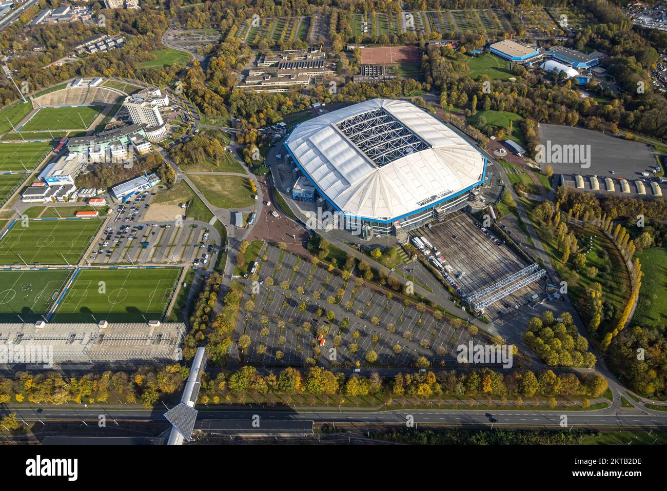 Vue aérienne, VELTINS-Arena, stade Bundesliga du club de football FC Schalke 04, Erle, Gelsenkirchen, région de la Ruhr, Rhénanie-du-Nord-Westphalie, Allemagne, Aren Banque D'Images
