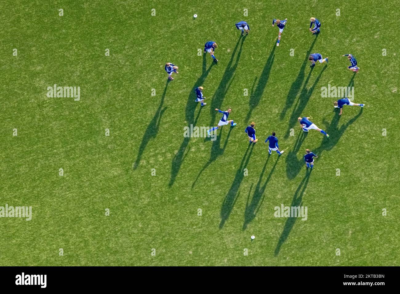 Vue aérienne, entraînement de joueur de football, terrain d'entraînement de VELTINS-Arena, Stade Bundesliga du club de football FC Schalke 04, Erle, Gelsenkirchen, région de Ruhr Banque D'Images