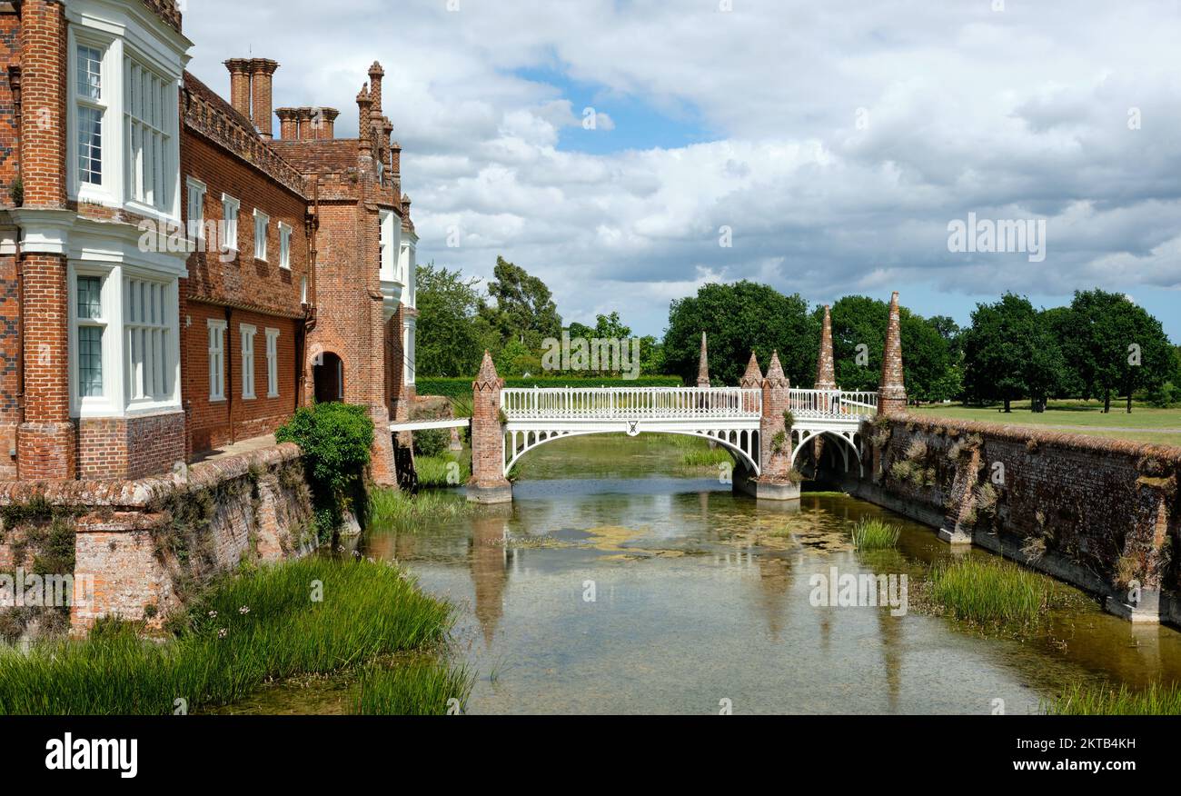 Paysage d'été vue sur Helmingham Hall et maot montrant le pont-levis avec ciel bleu Banque D'Images