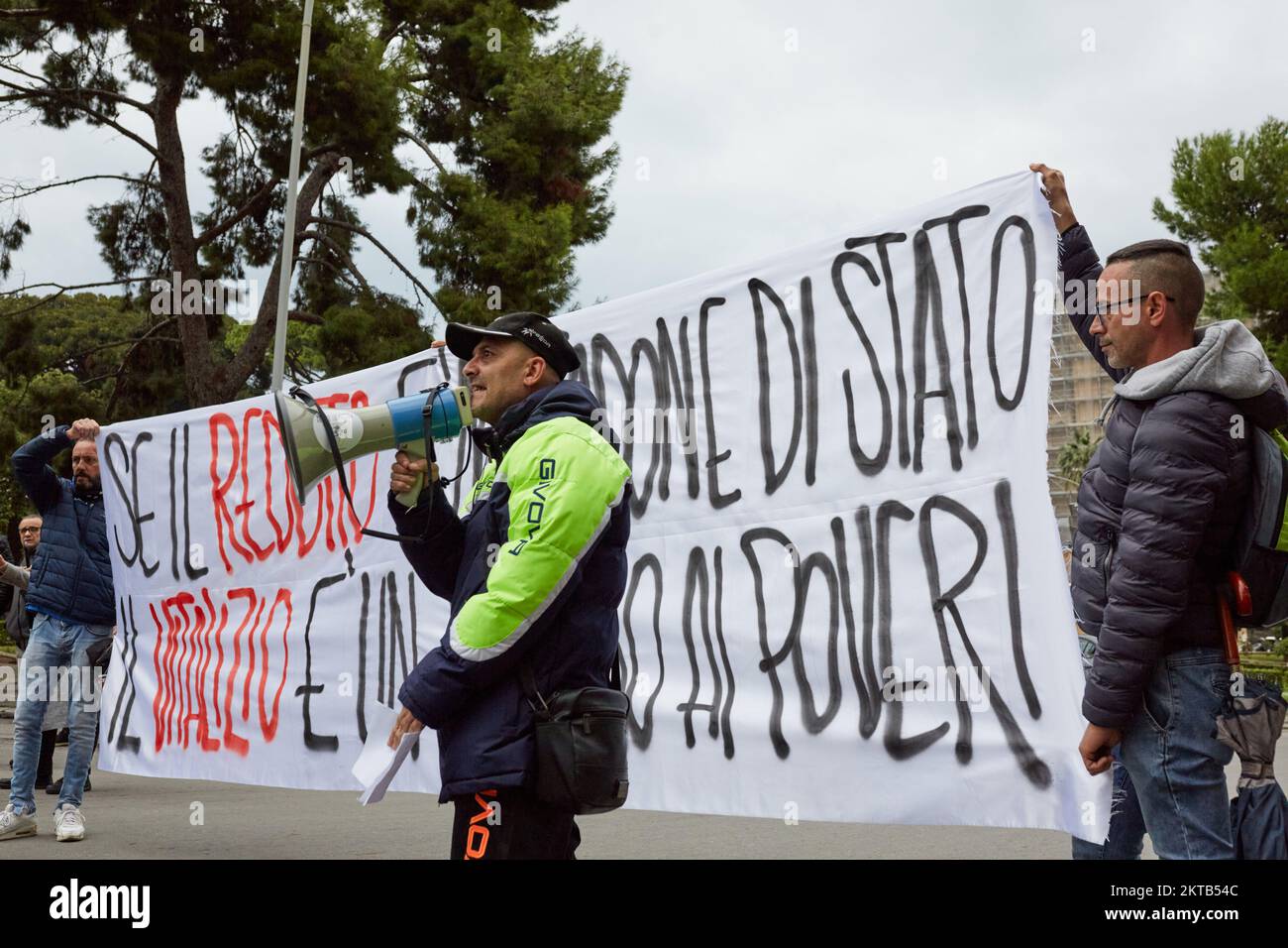 Palerme, Sicile, Italie. 29th novembre 2022. Des centaines de personnes ont manifesté avec le slogan ''le travail immédiat ou le revenu ne peut pas être touché'' du centre de Palerme au Palazzo Orléans, siège de la présidence de la région sicilienne.le revenu des citoyens est un système de protection sociale créé en Italie en janvier 2019. Le nouveau gouvernement italien de Giorgia Meloni a l'intention de l'abolir. (Credit image: © Victoria Herranz/ZUMA Press Wire) Banque D'Images