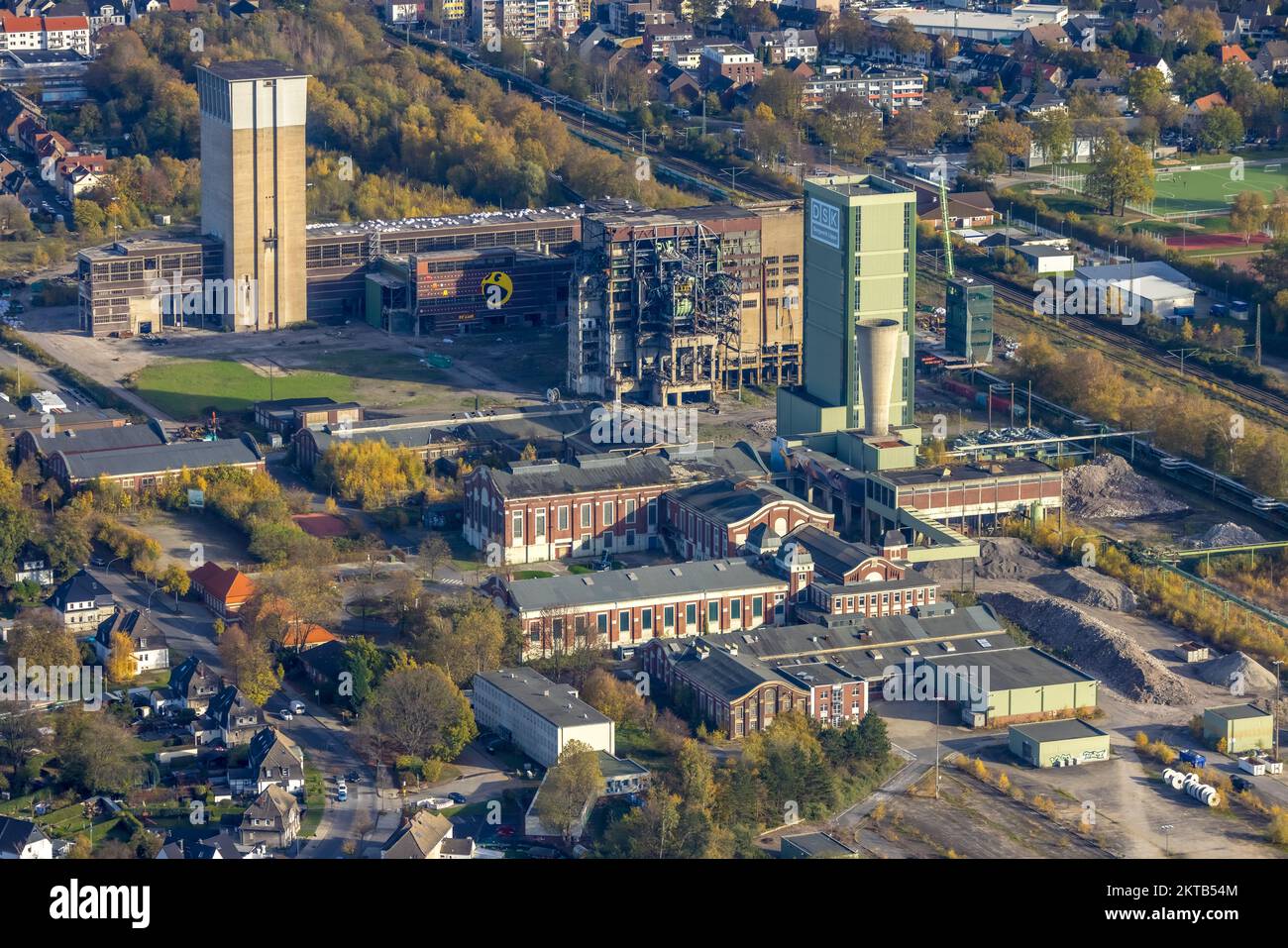 Vue aérienne, ancienne mine DSK Lippe, Egonstraße, graffiti sur le devant du bâtiment, frontière de la ville à Gelsenkirchen, Westerholt, Hassel, Gelsenkirchen, Ruhr Banque D'Images