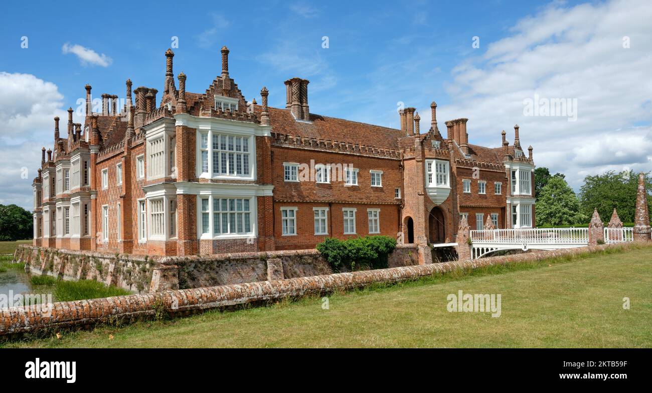 Vue d'été sur le Helmingham Hall avec vue sur le paysage du ciel bleu Banque D'Images