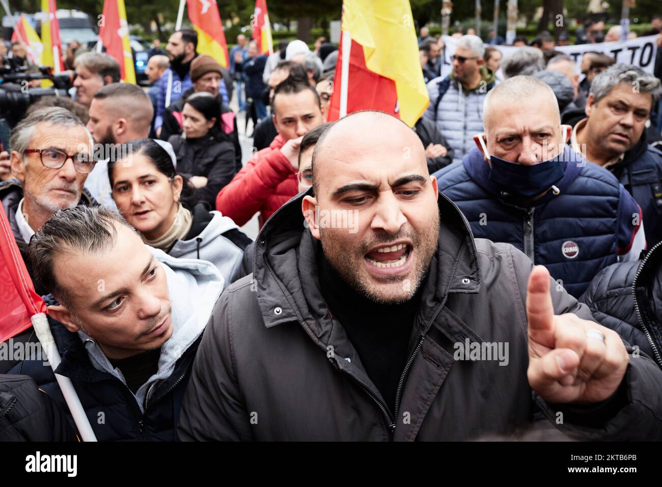 Palerme, Sicile, Italie. 29th novembre 2022. Des centaines de personnes ont manifesté avec le slogan ''le travail immédiat ou le revenu ne peut pas être touché'' du centre de Palerme au Palazzo Orléans, siège de la présidence de la région sicilienne.le revenu des citoyens est un système de protection sociale créé en Italie en janvier 2019. Le nouveau gouvernement italien de Giorgia Meloni a l'intention de l'abolir. (Credit image: © Victoria Herranz/ZUMA Press Wire) Banque D'Images