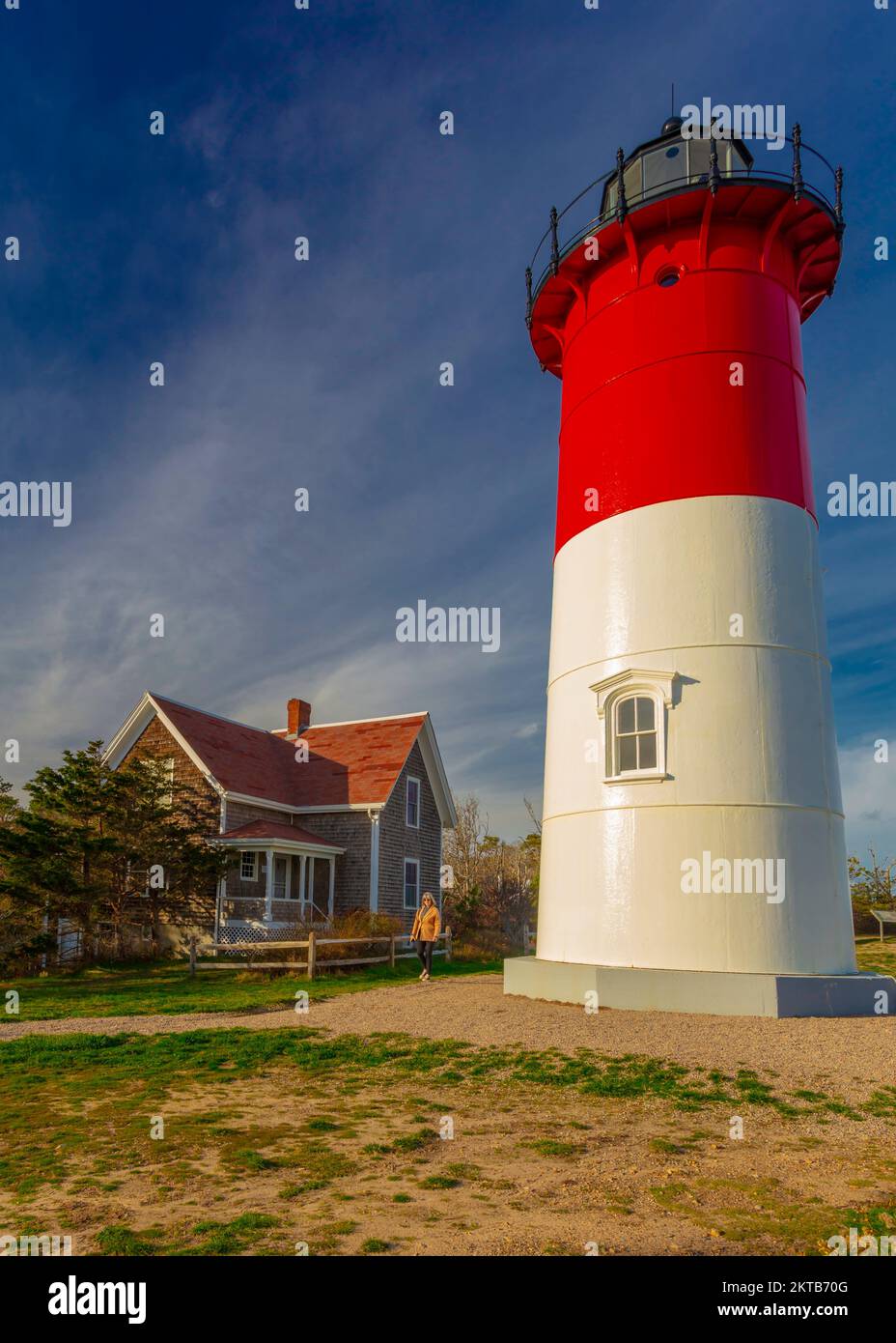 Un visiteur visite le phare de Nauset Light sur Cap Cod, ma. Banque D'Images