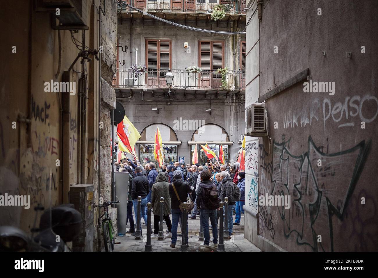 Palerme, Sicile, Italie. 29th novembre 2022. Des centaines de personnes ont manifesté avec le slogan ''le travail immédiat ou le revenu ne peut pas être touché'' du centre de Palerme au Palazzo Orléans, siège de la présidence de la région sicilienne.le revenu des citoyens est un système de protection sociale créé en Italie en janvier 2019. Le nouveau gouvernement italien de Giorgia Meloni a l'intention de l'abolir. (Credit image: © Victoria Herranz/ZUMA Press Wire) Banque D'Images