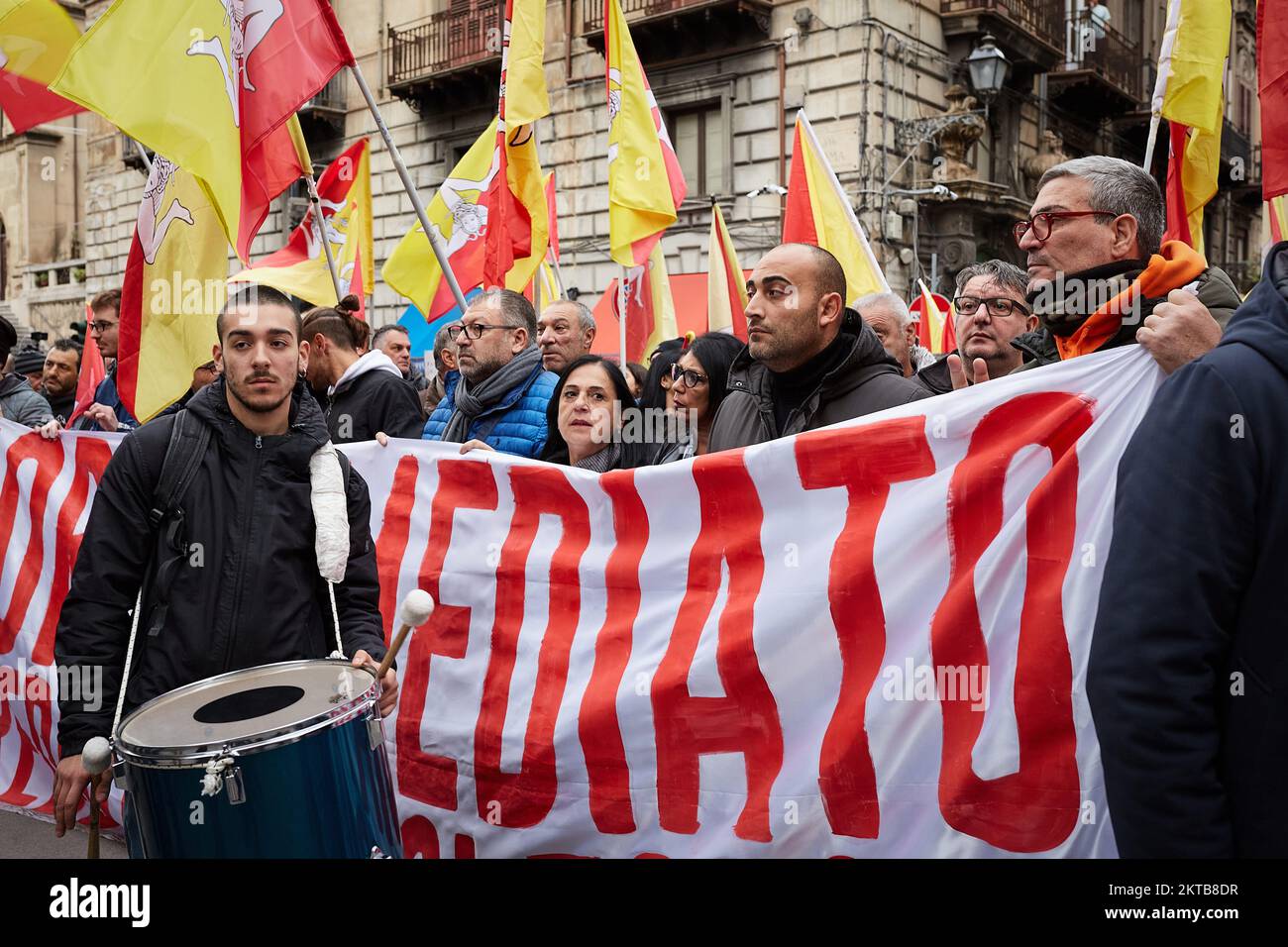 Palerme, Sicile, Italie. 29th novembre 2022. Des centaines de personnes ont manifesté avec le slogan ''le travail immédiat ou le revenu ne peut pas être touché'' du centre de Palerme au Palazzo Orléans, siège de la présidence de la région sicilienne.le revenu des citoyens est un système de protection sociale créé en Italie en janvier 2019. Le nouveau gouvernement italien de Giorgia Meloni a l'intention de l'abolir. (Credit image: © Victoria Herranz/ZUMA Press Wire) Banque D'Images