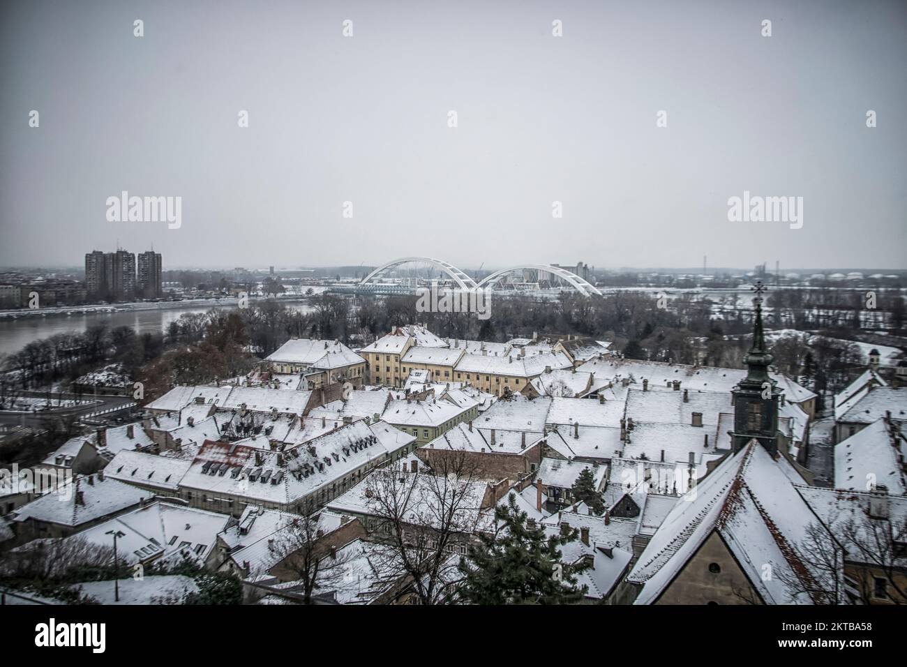 Vue panoramique sur les toits de Petrovaradin couverts de neige Banque D'Images
