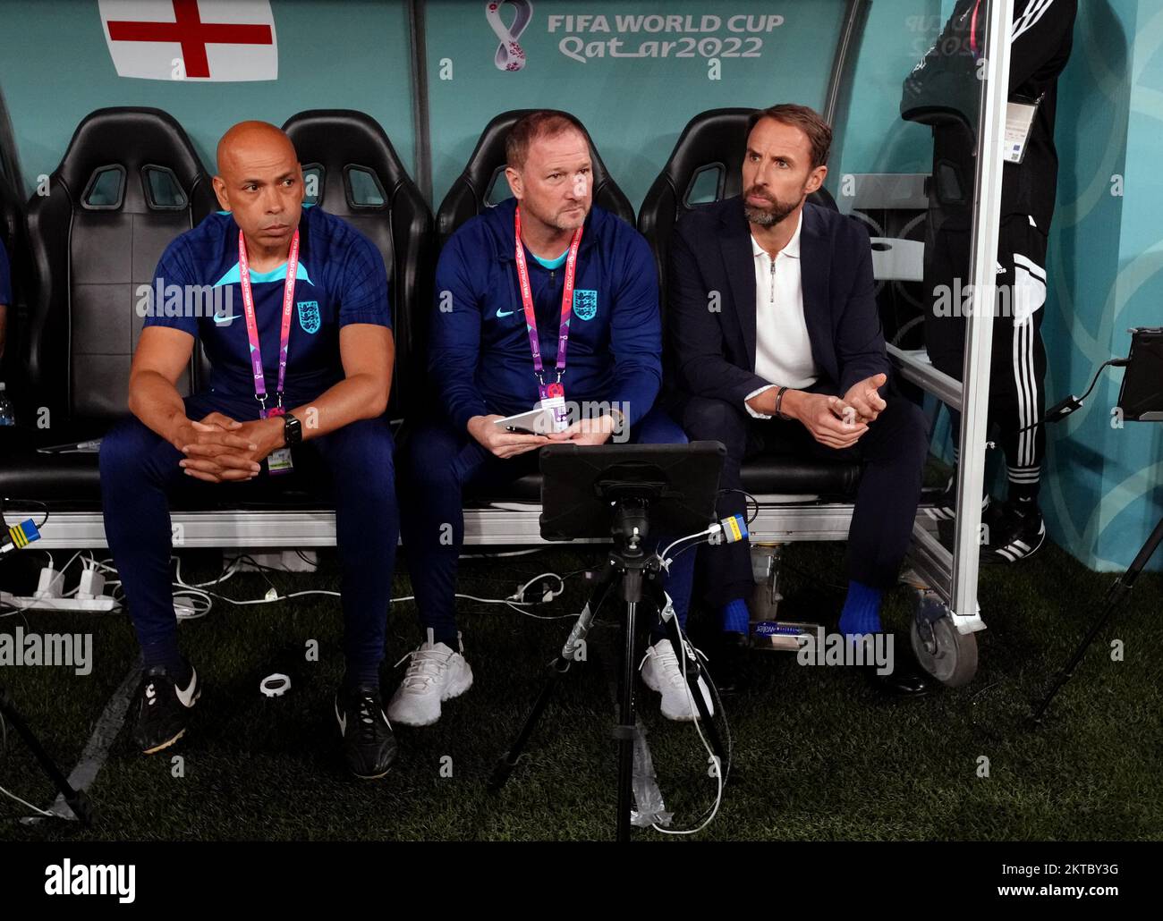 Gareth Southgate, directeur de l'Angleterre, avec Steve Holland (au centre) et Paul Nevin (à gauche) en tête du match de la coupe du monde de la FIFA, groupe B, au stade Ahmad Bin Ali, Al Rayyan, Qatar. Date de la photo: Mardi 29 novembre 2022. Banque D'Images