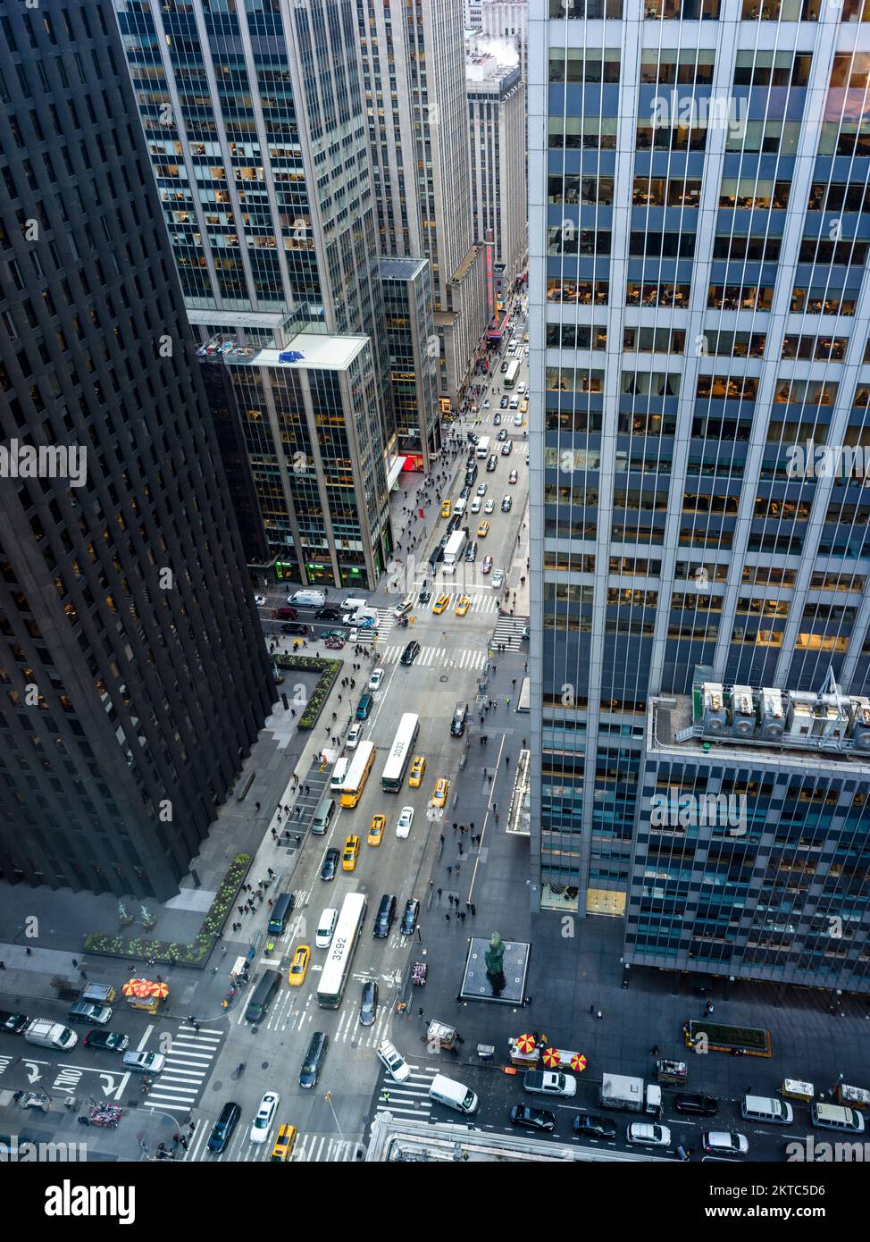 Vue de 6th Avenue vers radio City, Manhatten, New York, New York, USA Banque D'Images