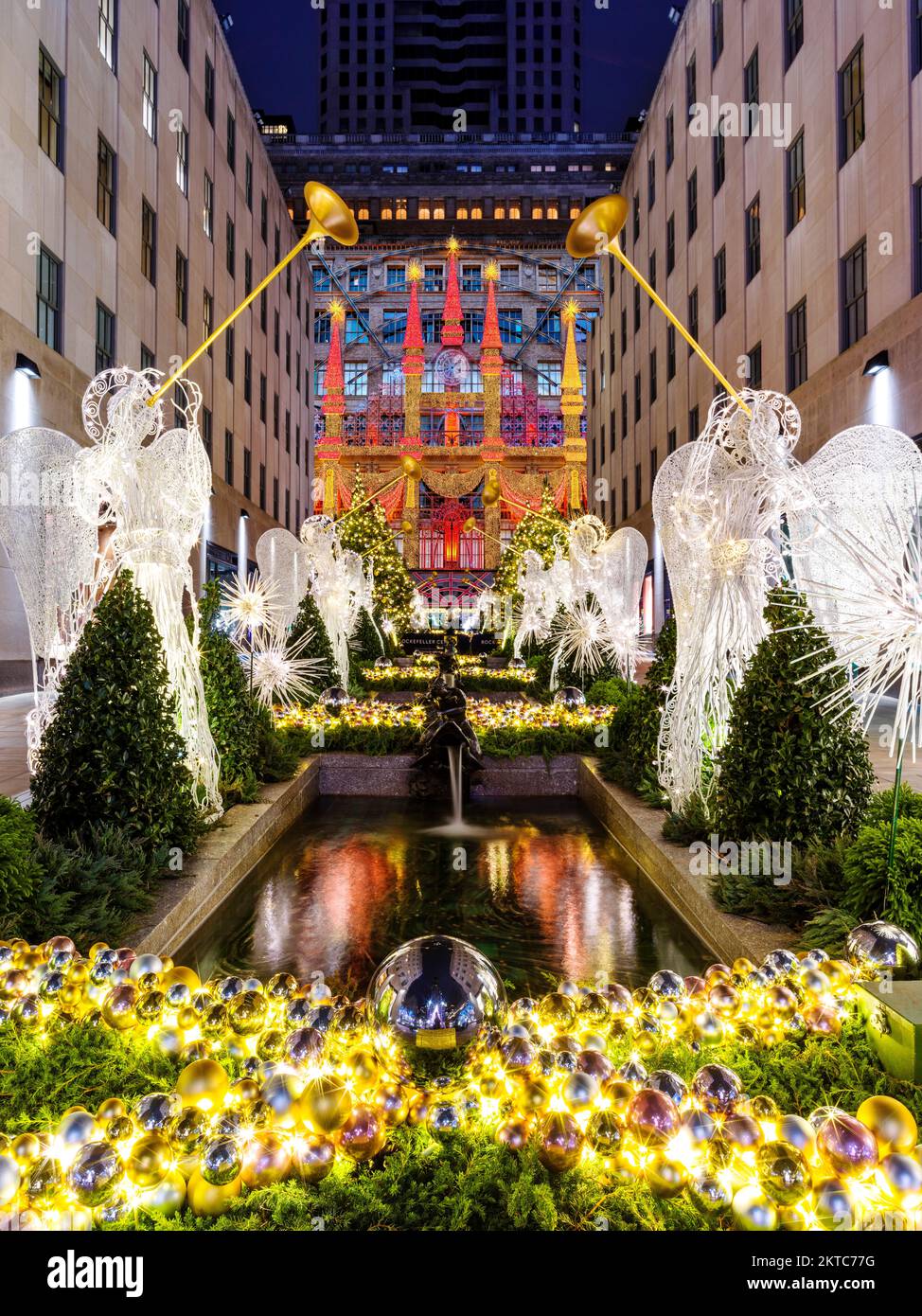 Rockefeller Center avec Saals Fifth Avenue Light Show, et Angels, Manhatten, New York City, New York, Etats-Unis Banque D'Images