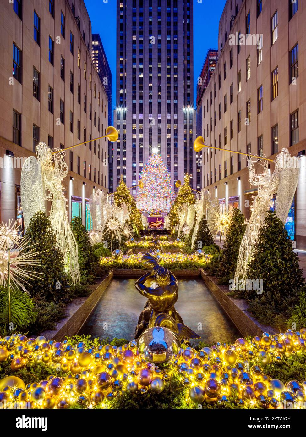 Rockefeller Center avec arbre de Noël et Anges, Manhatten, New York, New York, Etats-Unis Banque D'Images