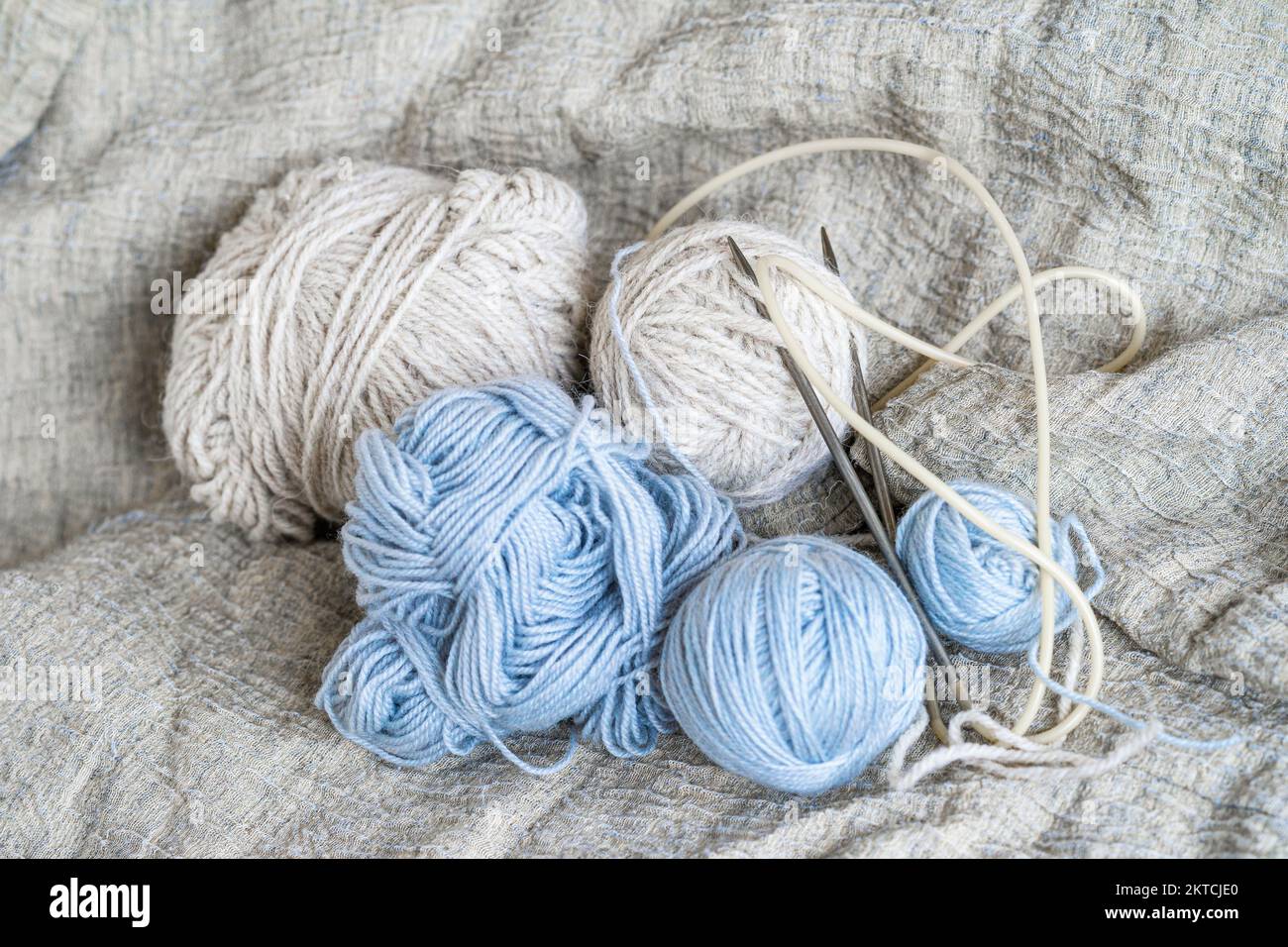 Skeins de fils de laine et aiguilles de tricotage, photo de la vie avec un flou de point doux Banque D'Images