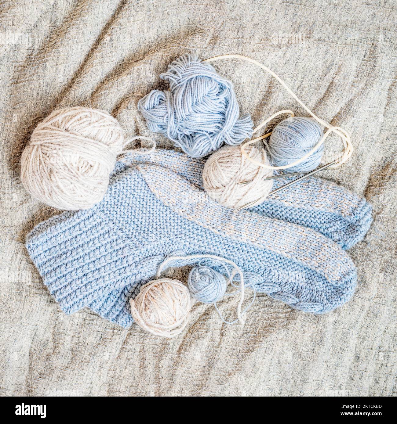 Chaussettes tricotées à la main, aiguilles à tricoter et balles de fils. Pose à plat. Passe-temps fait main Banque D'Images