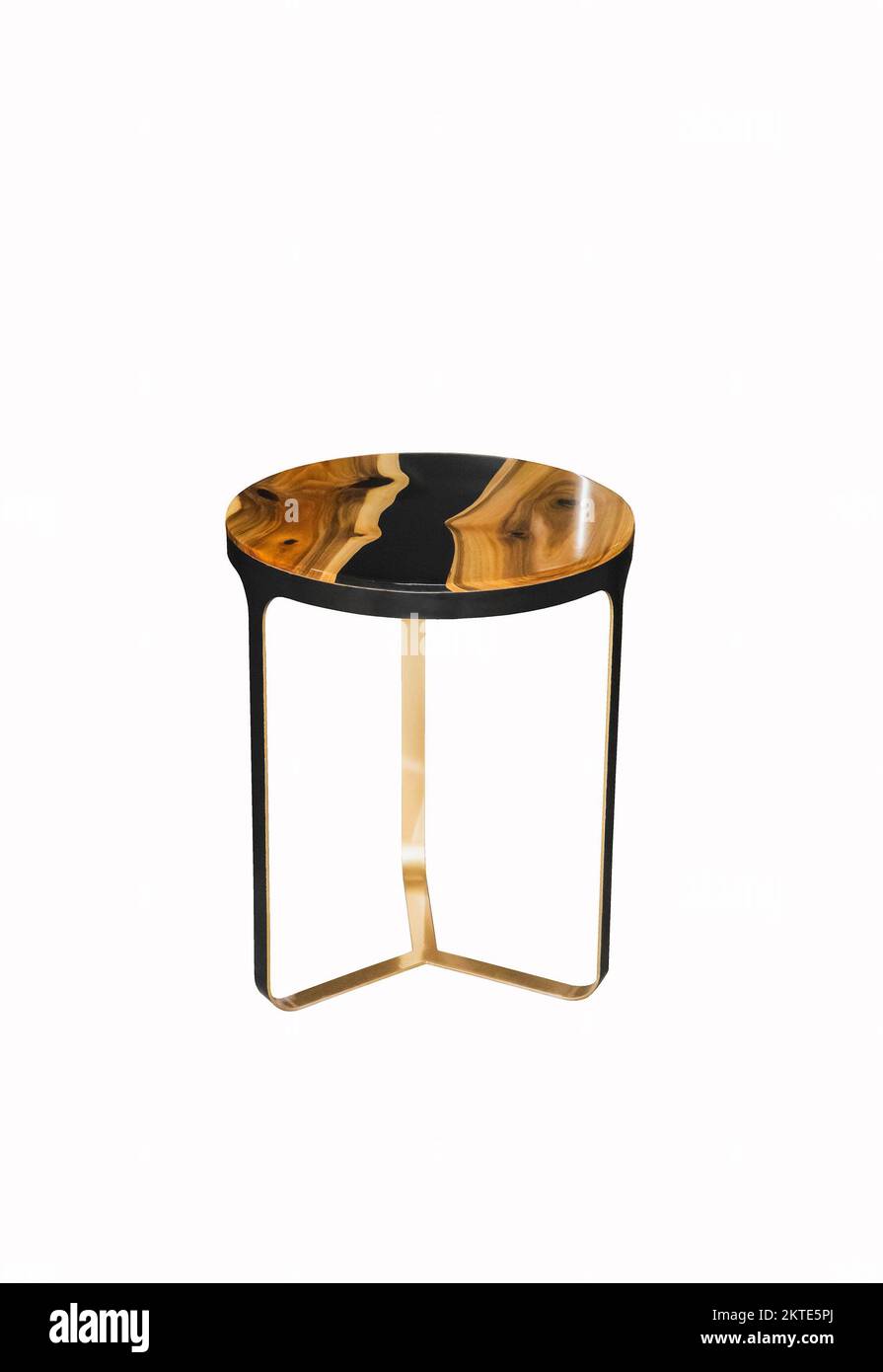 Petite table à café en époxy sur fond blanc. Élément intérieur Banque D'Images