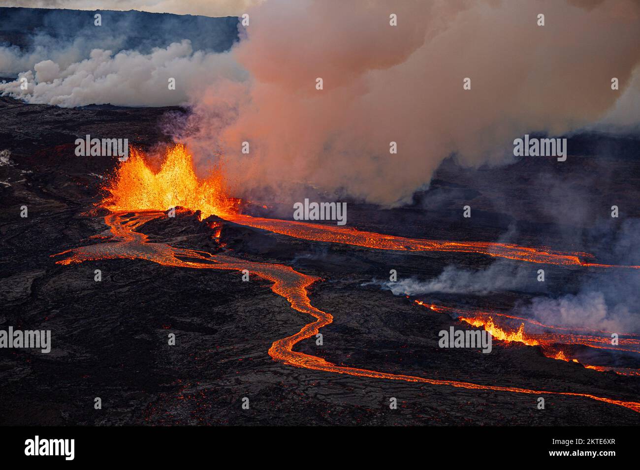 Mauna Loa, HI, États-Unis. 29th novembre 2022. Éruption volcanique au volcan Mauna Loa sur la grande île d'Hawaï sur 29 novembre 2022. Une éruption du volcan Mauna Loa a commencé à 11 h 30 le dimanche, 27 novembre 2022, après près de 40 ans. Crédit : Erik Kabak Photographie/Media Punch/Alamy Live News Banque D'Images